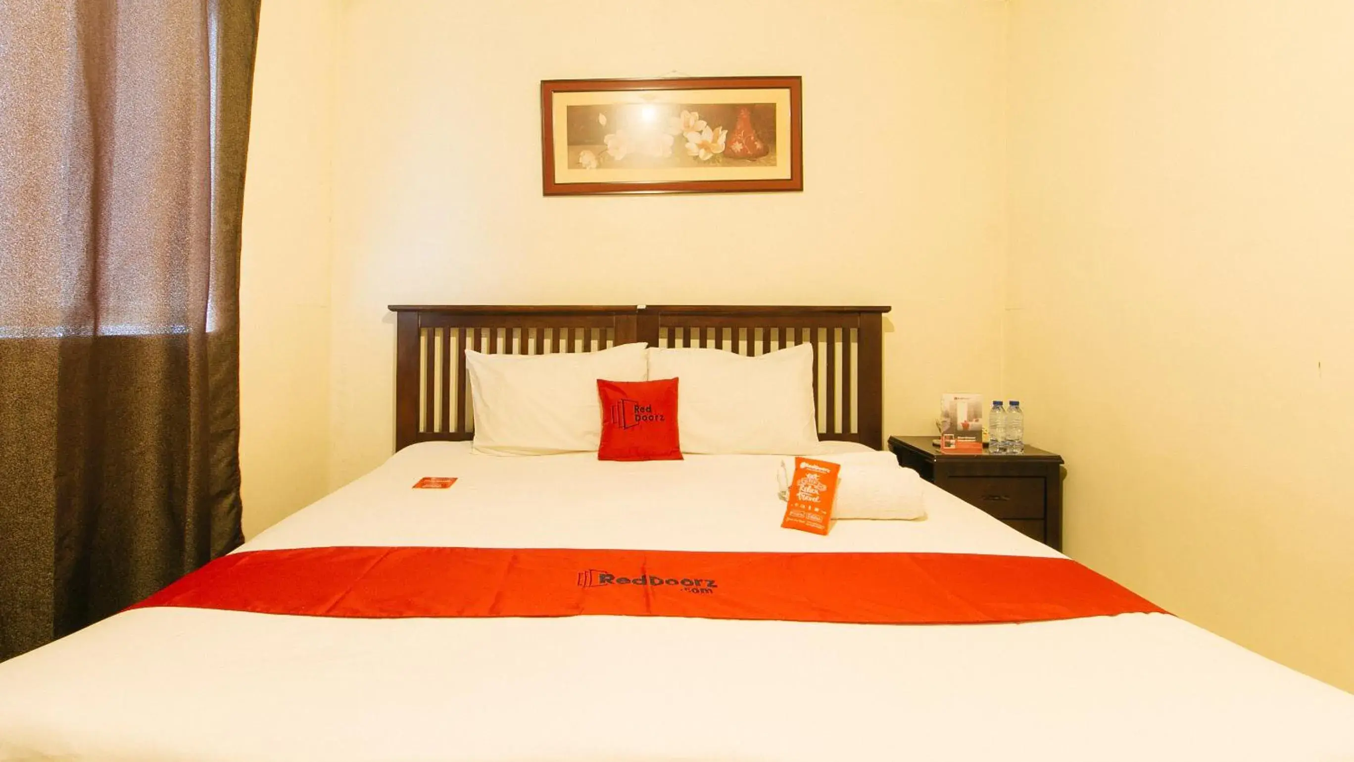Deluxe King Room in RedDoorz Plus @ E Rodriguez Corner Banawe Deluxe King Room in RedDoorz Plus @ E Rodriguez Corner Banawe