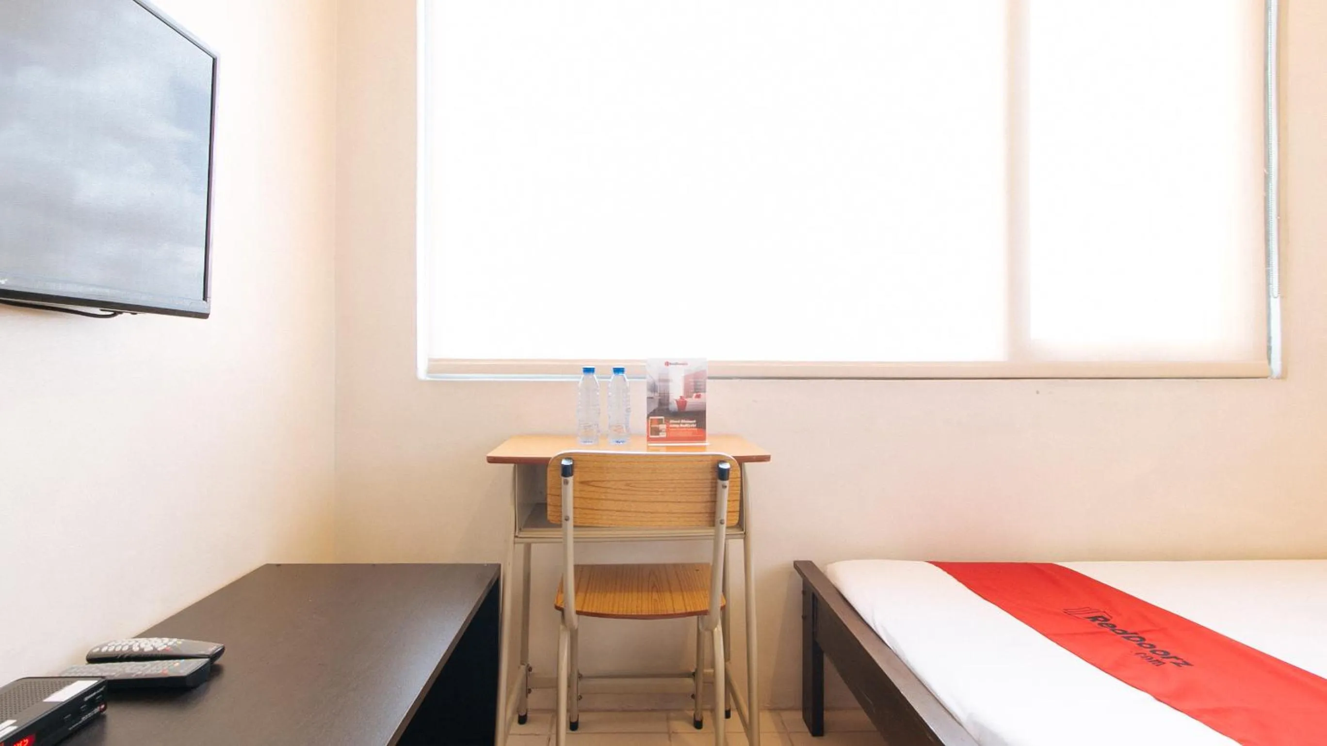 TV and multimedia, Bed in RedDoorz Plus @ E Rodriguez Corner Banawe