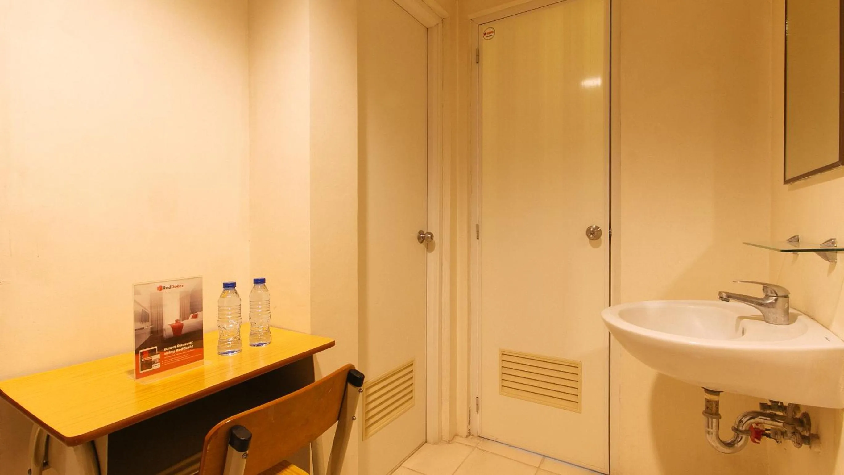 Bathroom in RedDoorz Plus @ E Rodriguez Corner Banawe