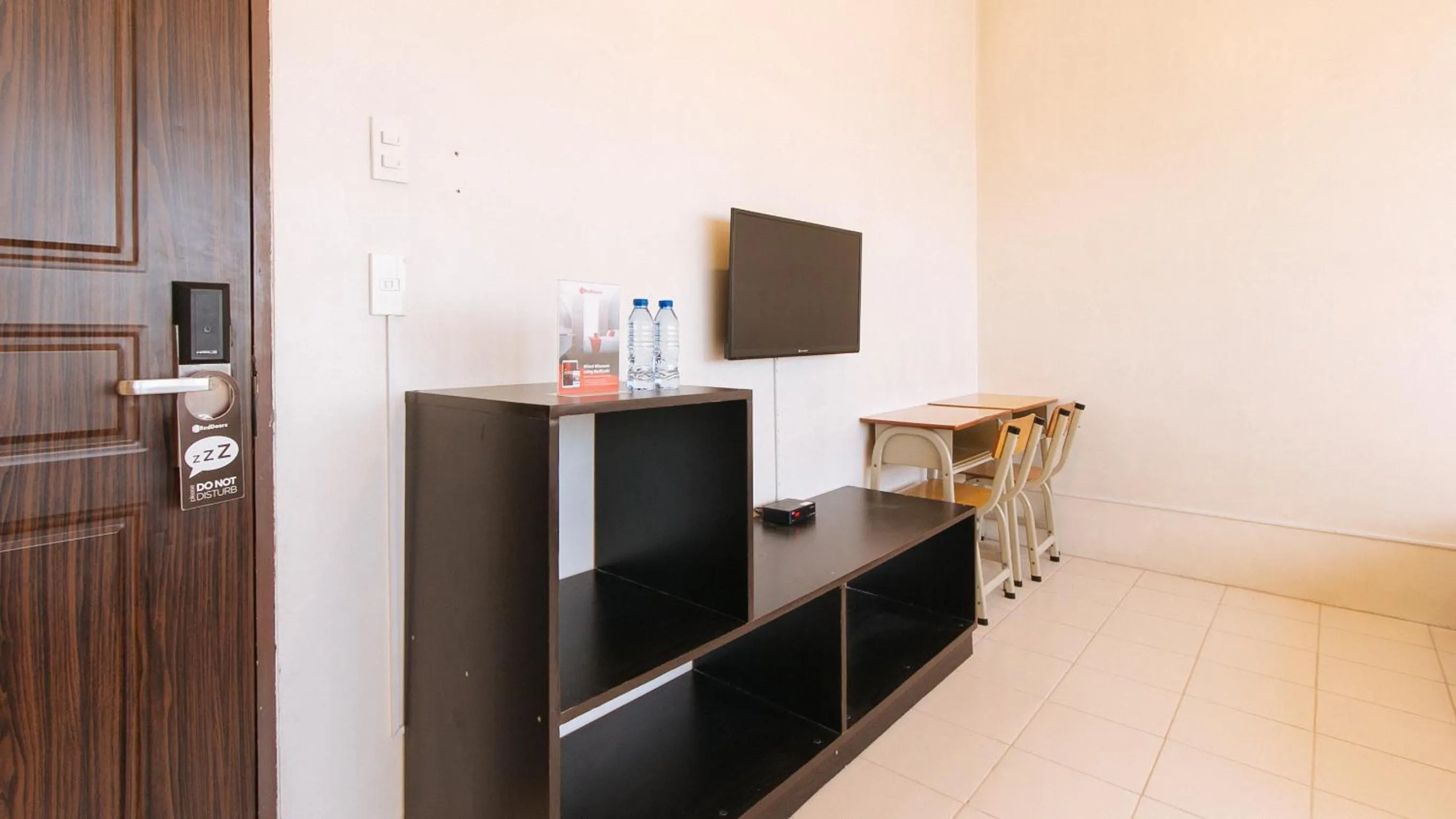 wardrobe in RedDoorz Plus @ E Rodriguez Corner Banawe