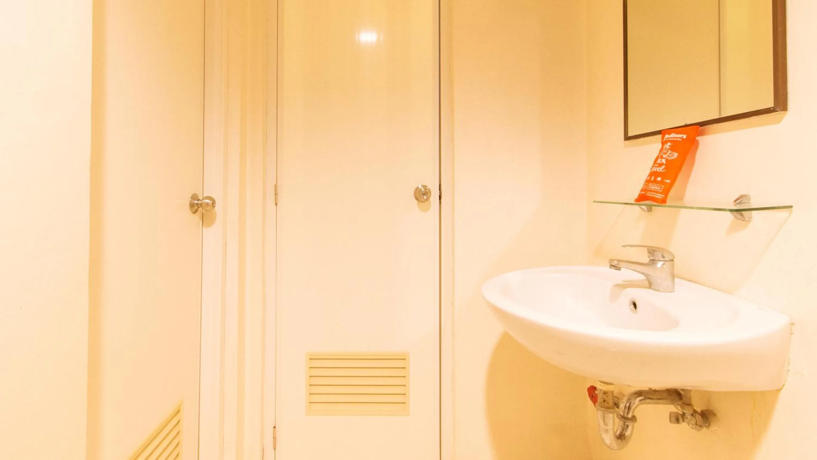 Bathroom in RedDoorz Plus @ E Rodriguez Corner Banawe