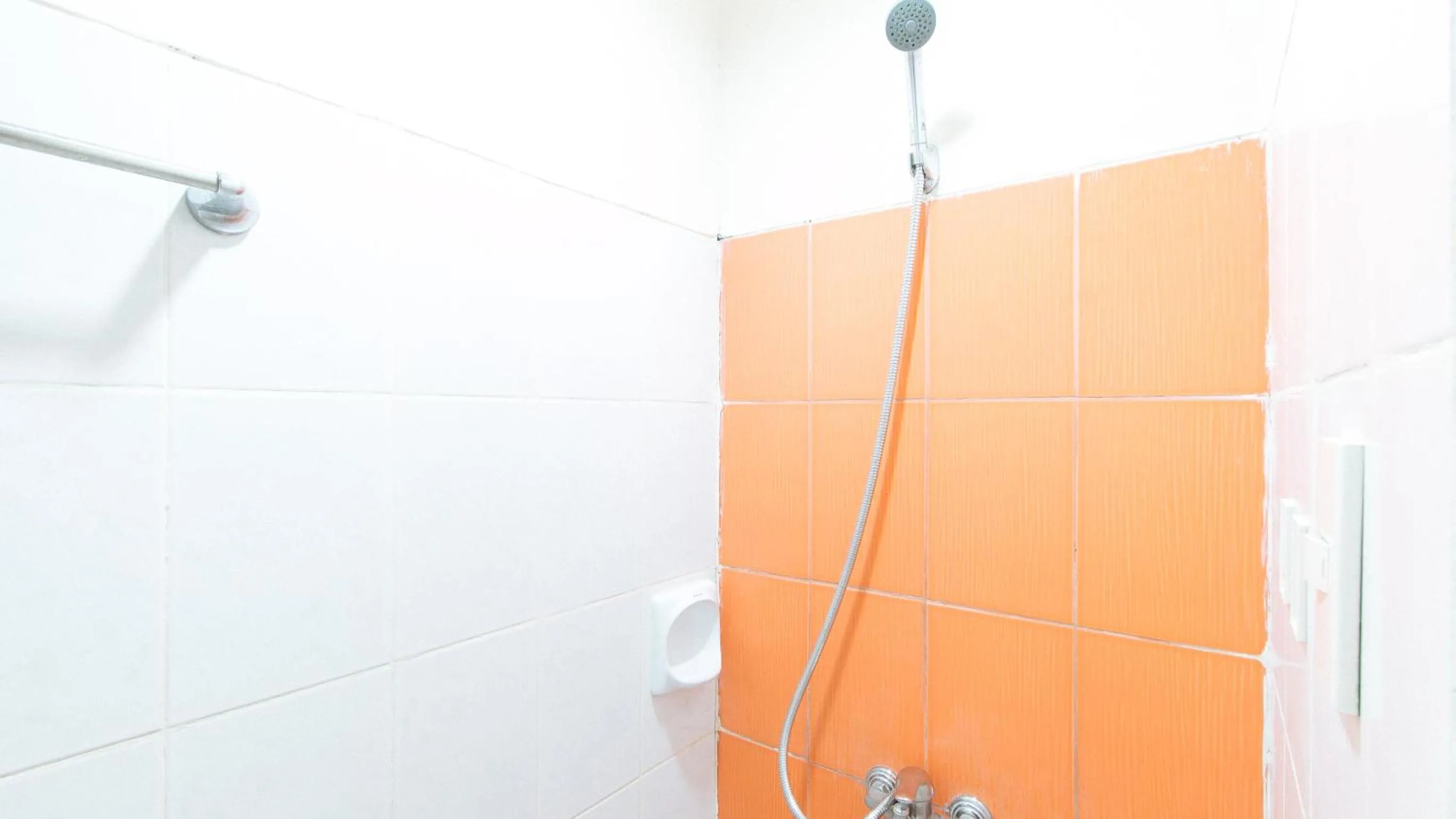 Shower in RedDoorz Plus @ E Rodriguez Corner Banawe