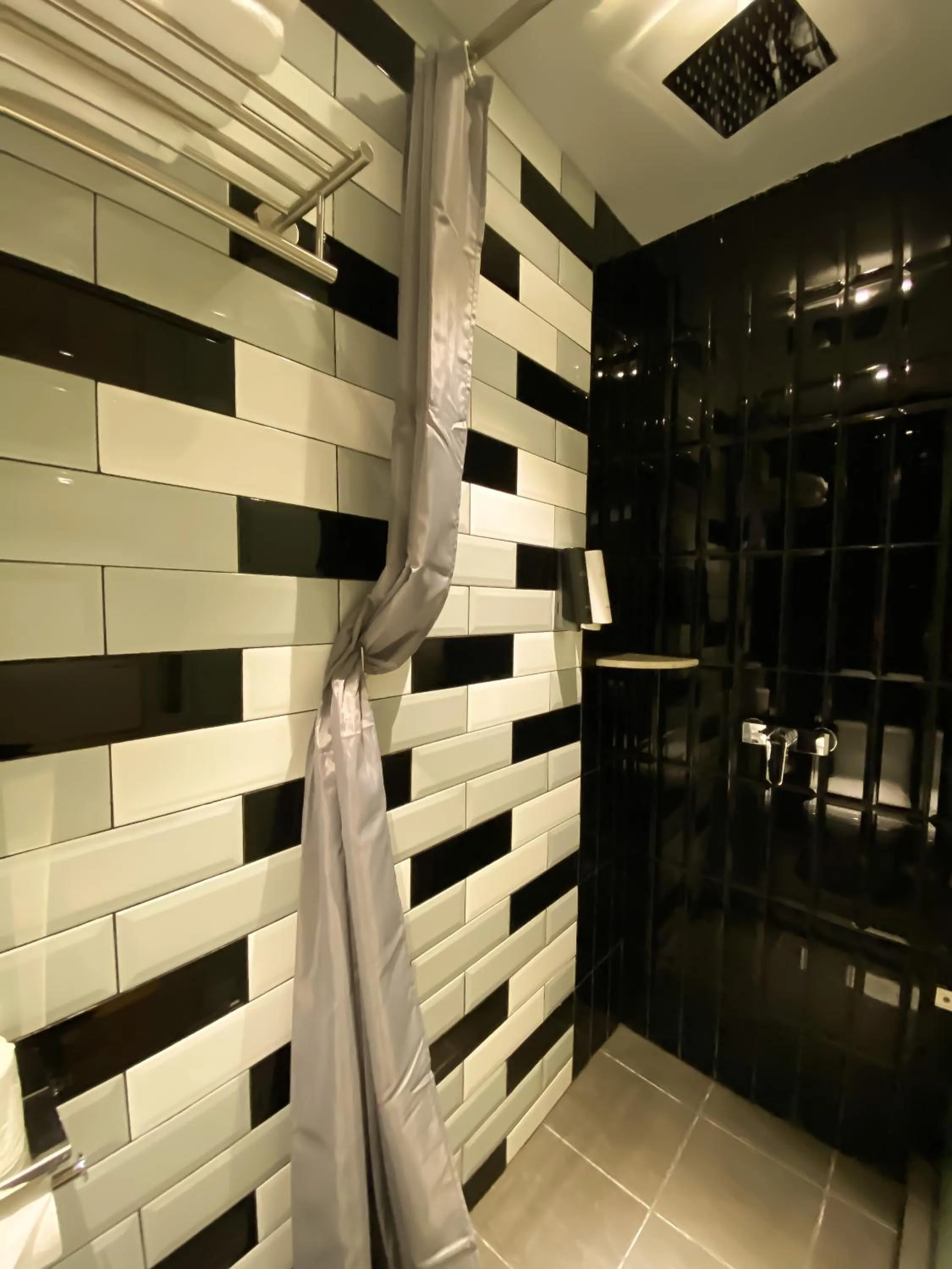 Shower in TOOJOU Kota Kinabalu