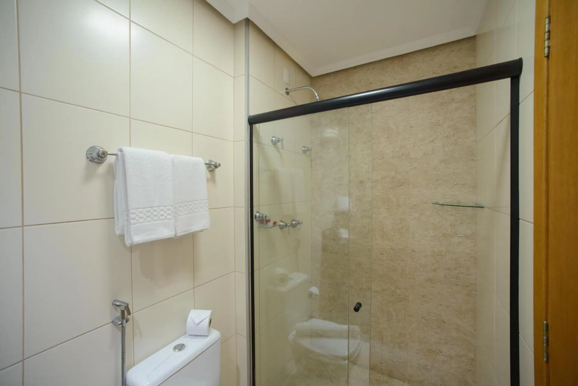 Shower in Faro Hotel Taubaté