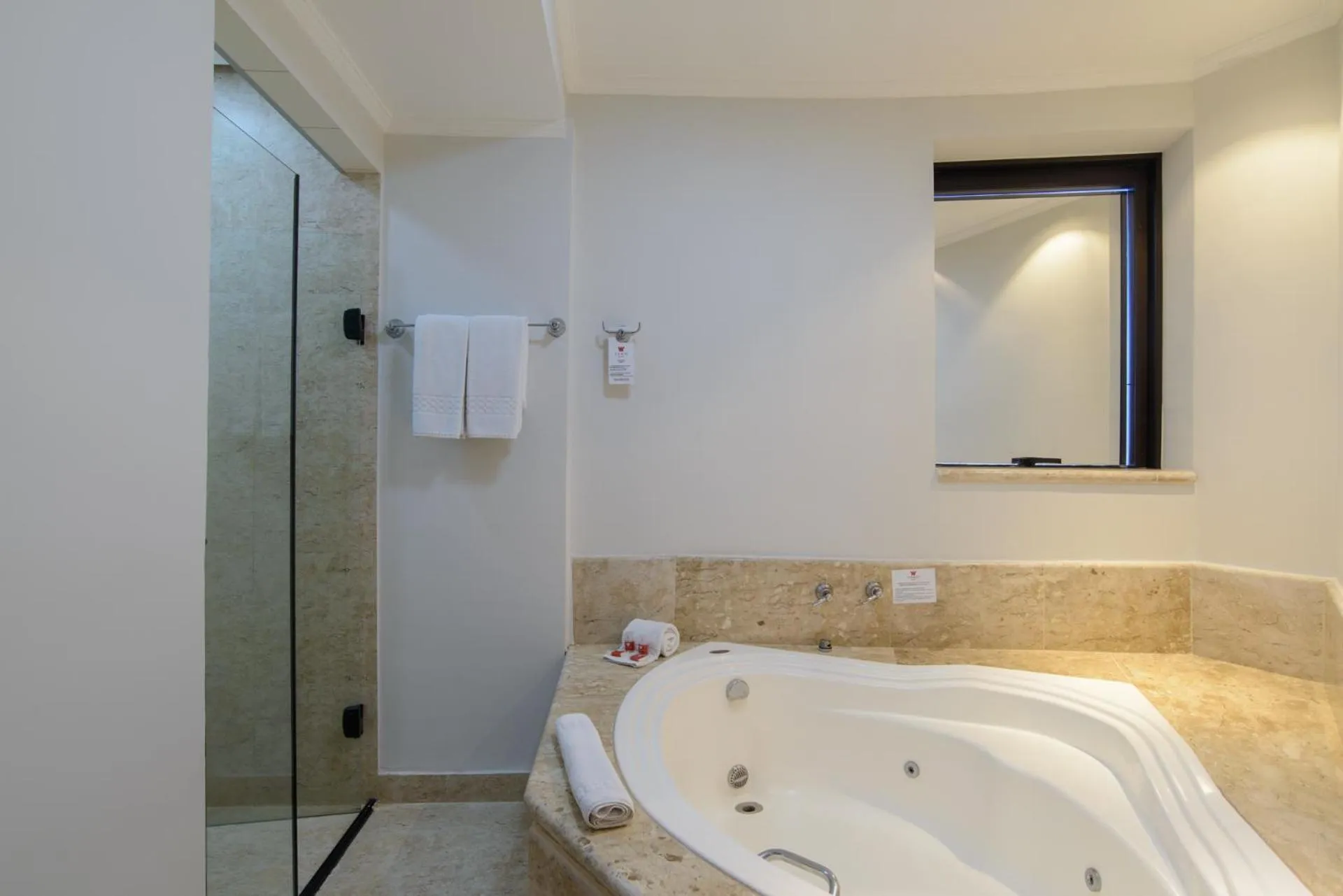 Shower in Faro Hotel Taubaté