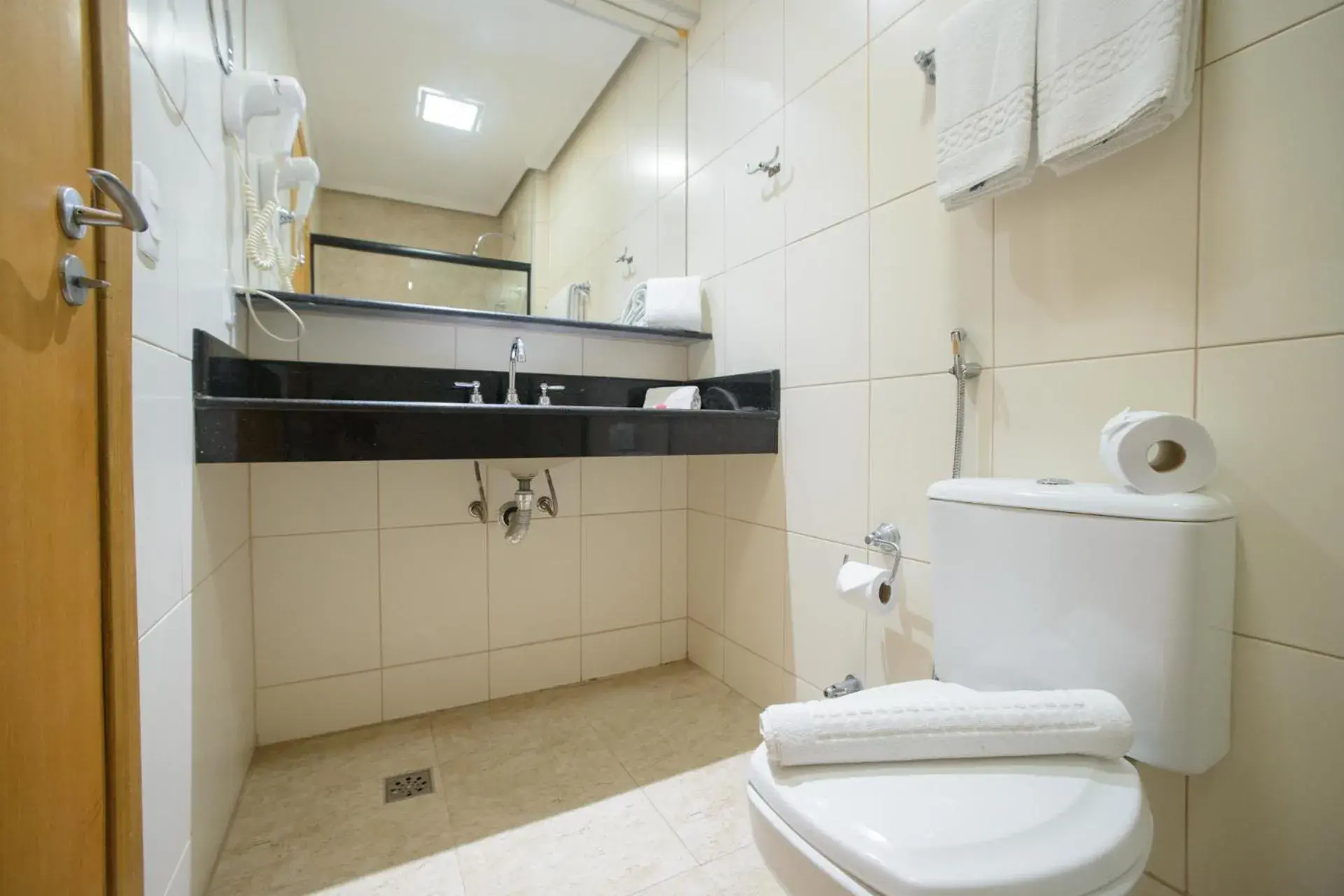 Bathroom in Faro Hotel Taubaté Bathroom in Faro Hotel Taubaté