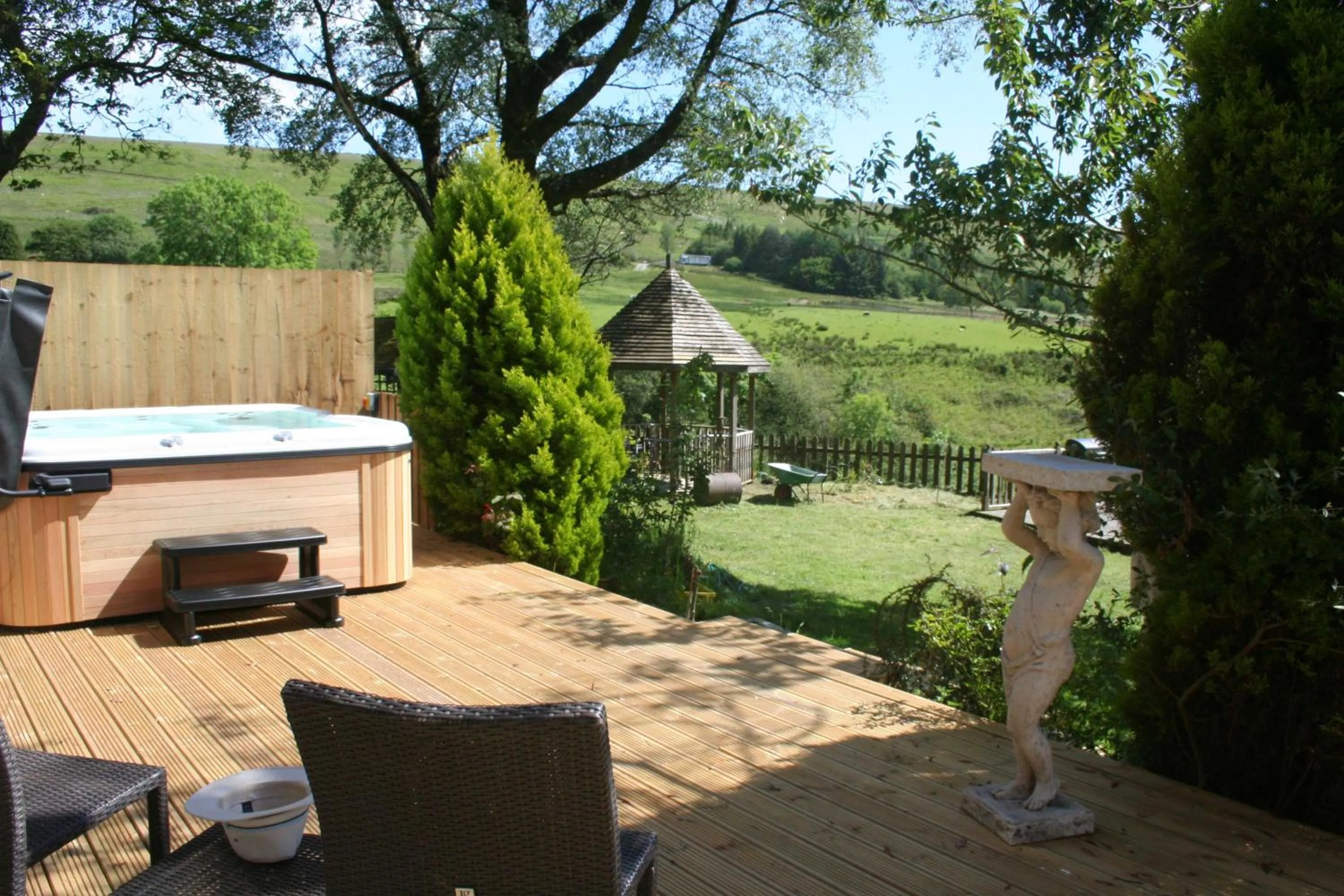 Garden in Barn Cottage - Farm Park Stay with Hot Tub