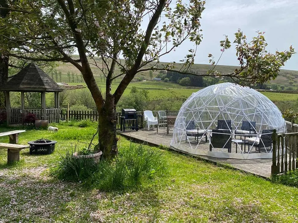 Garden in Barn Cottage - Farm Park Stay with Hot Tub