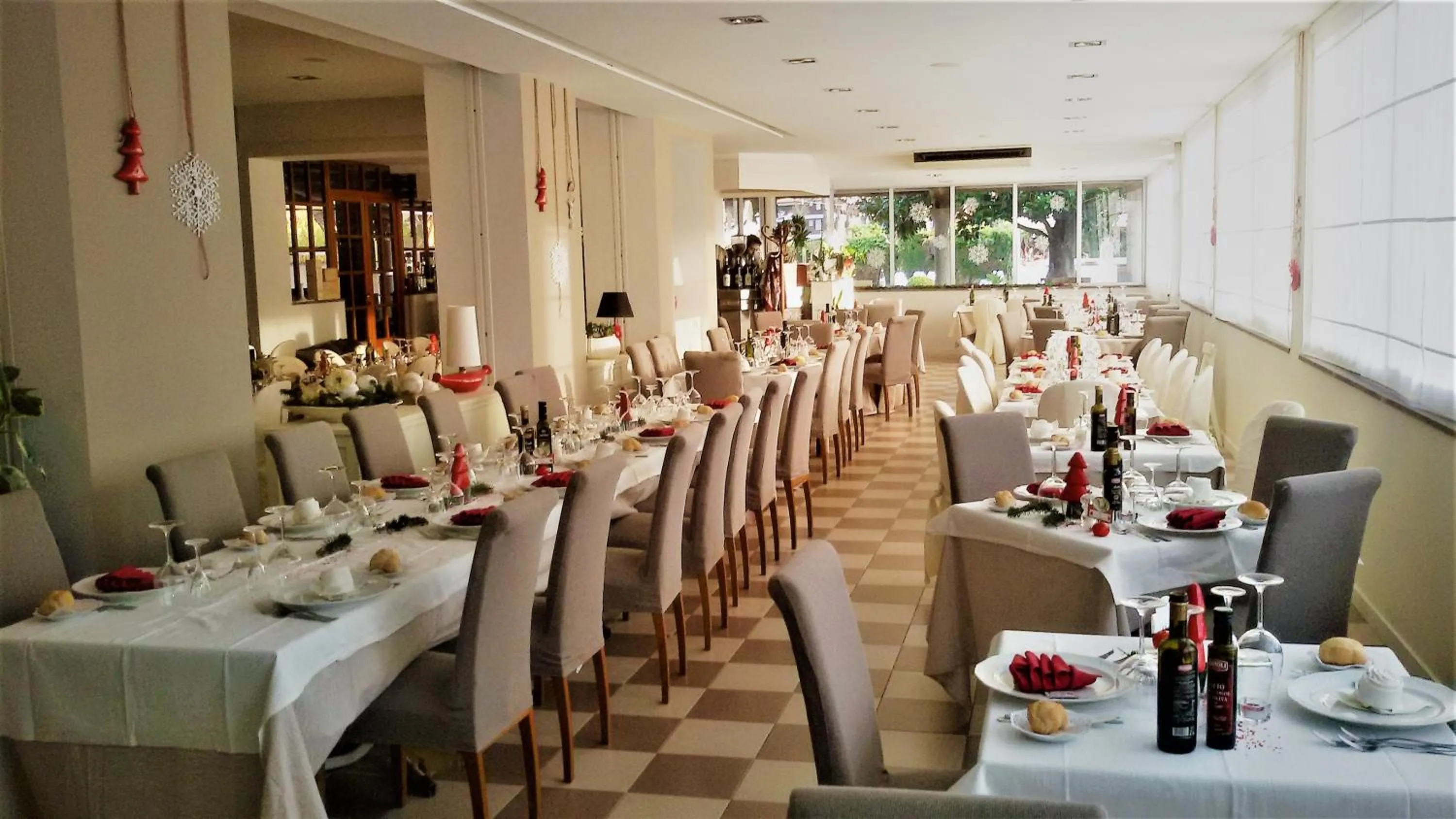 Restaurant/places to eat in Hotel Velcamare