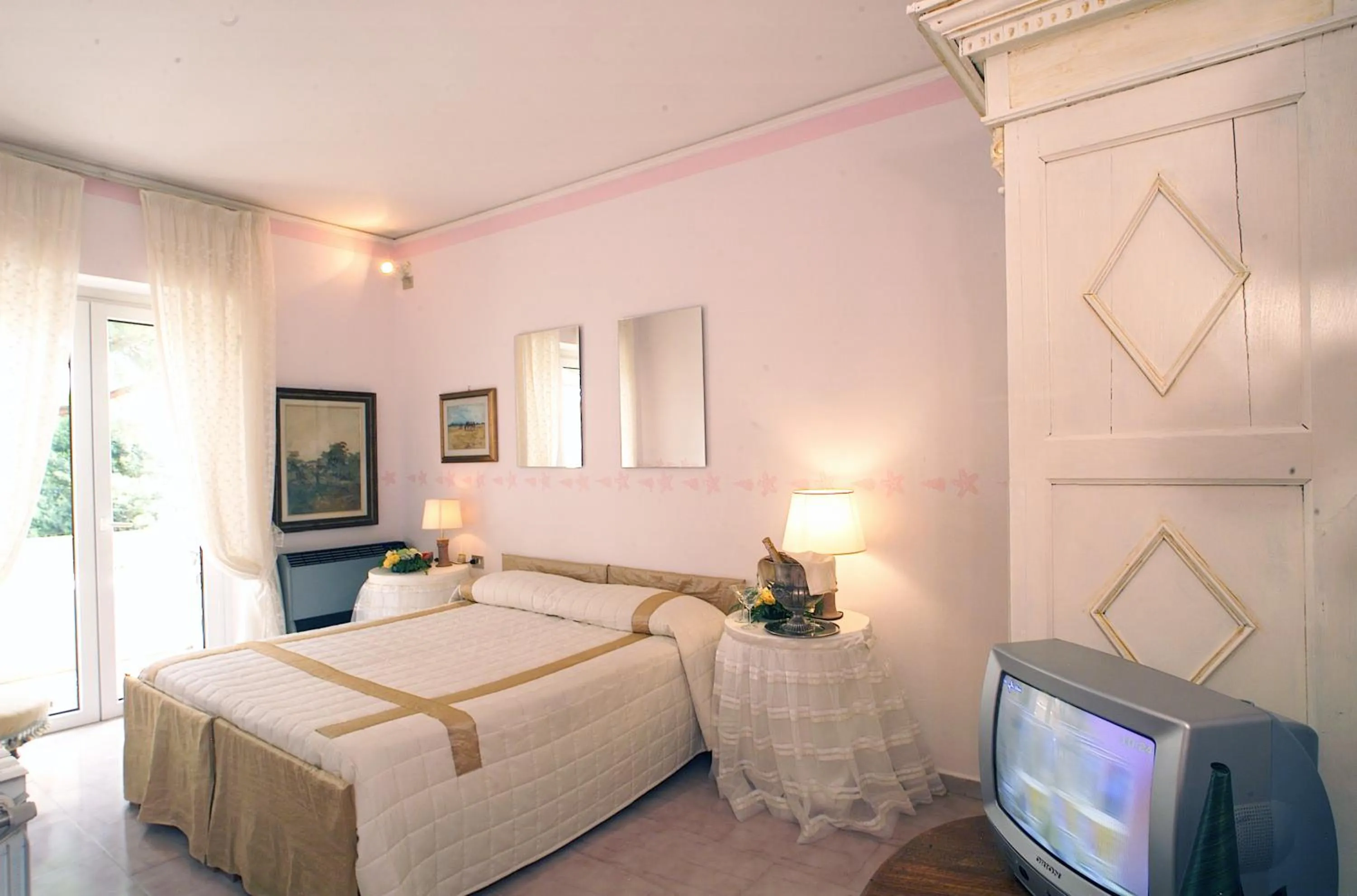 Bed in Hotel Velcamare