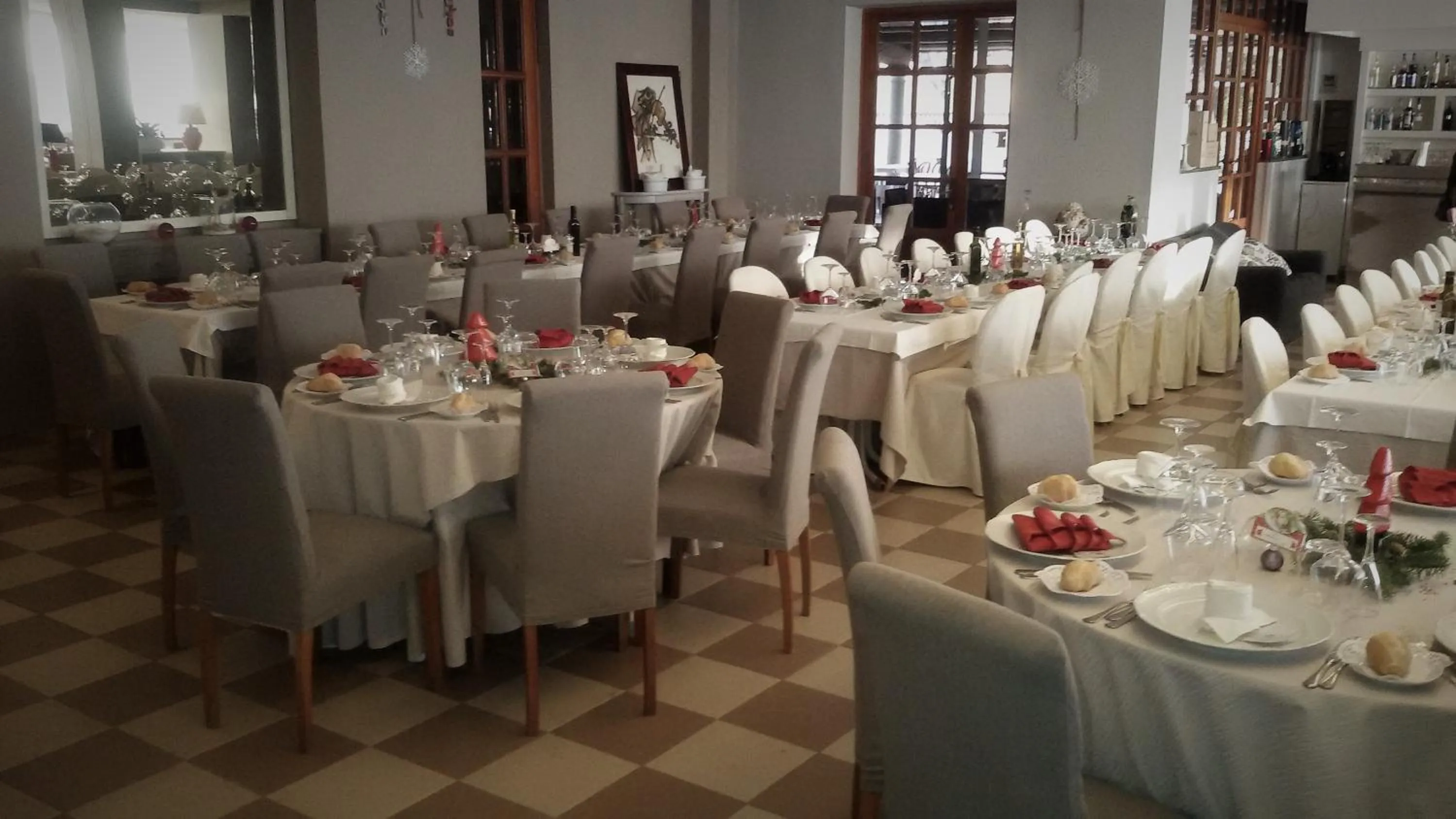 Restaurant/places to eat in Hotel Velcamare