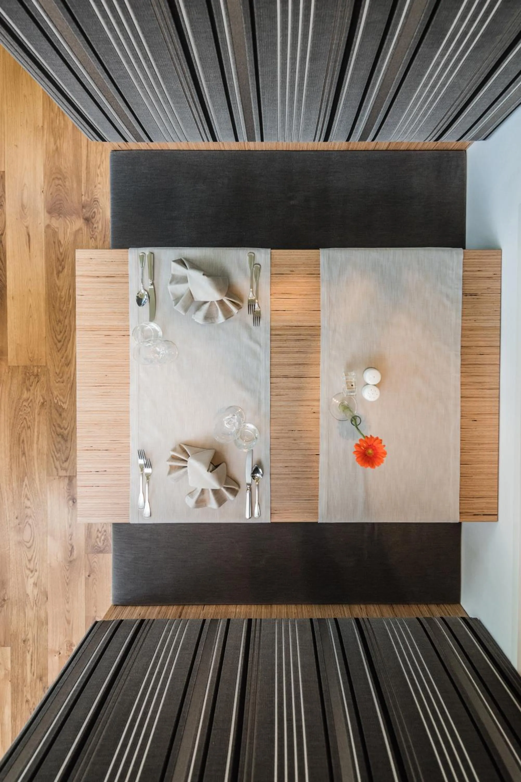 Restaurant/places to eat in Hotel Royal