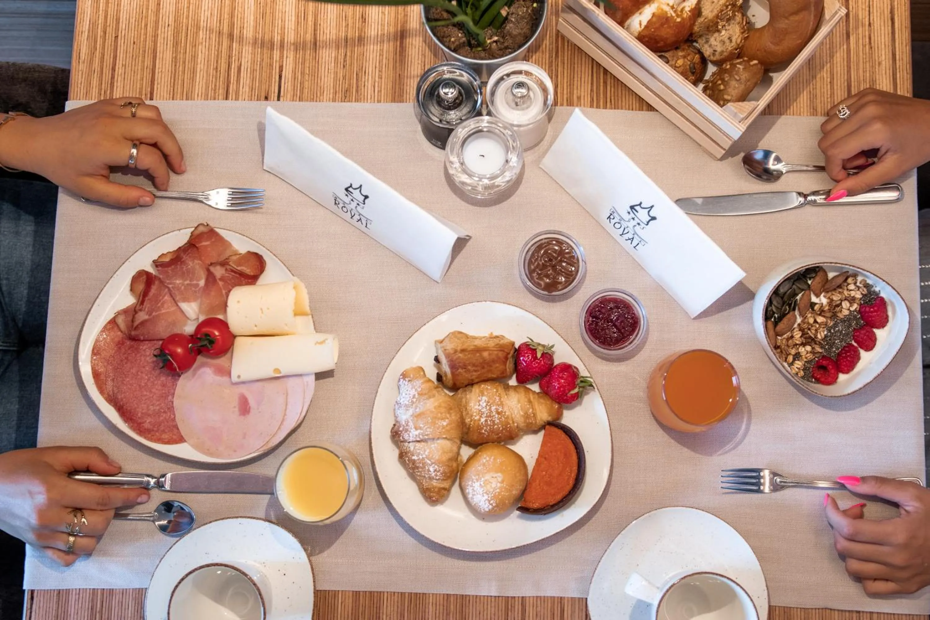 Restaurant/places to eat in Hotel Royal