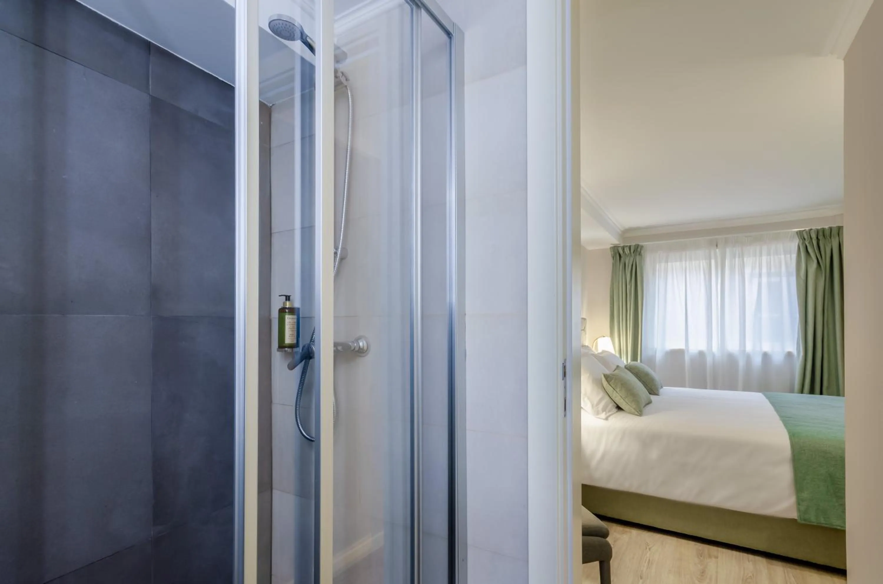 Bathroom, Bed in Ver Belém Suites