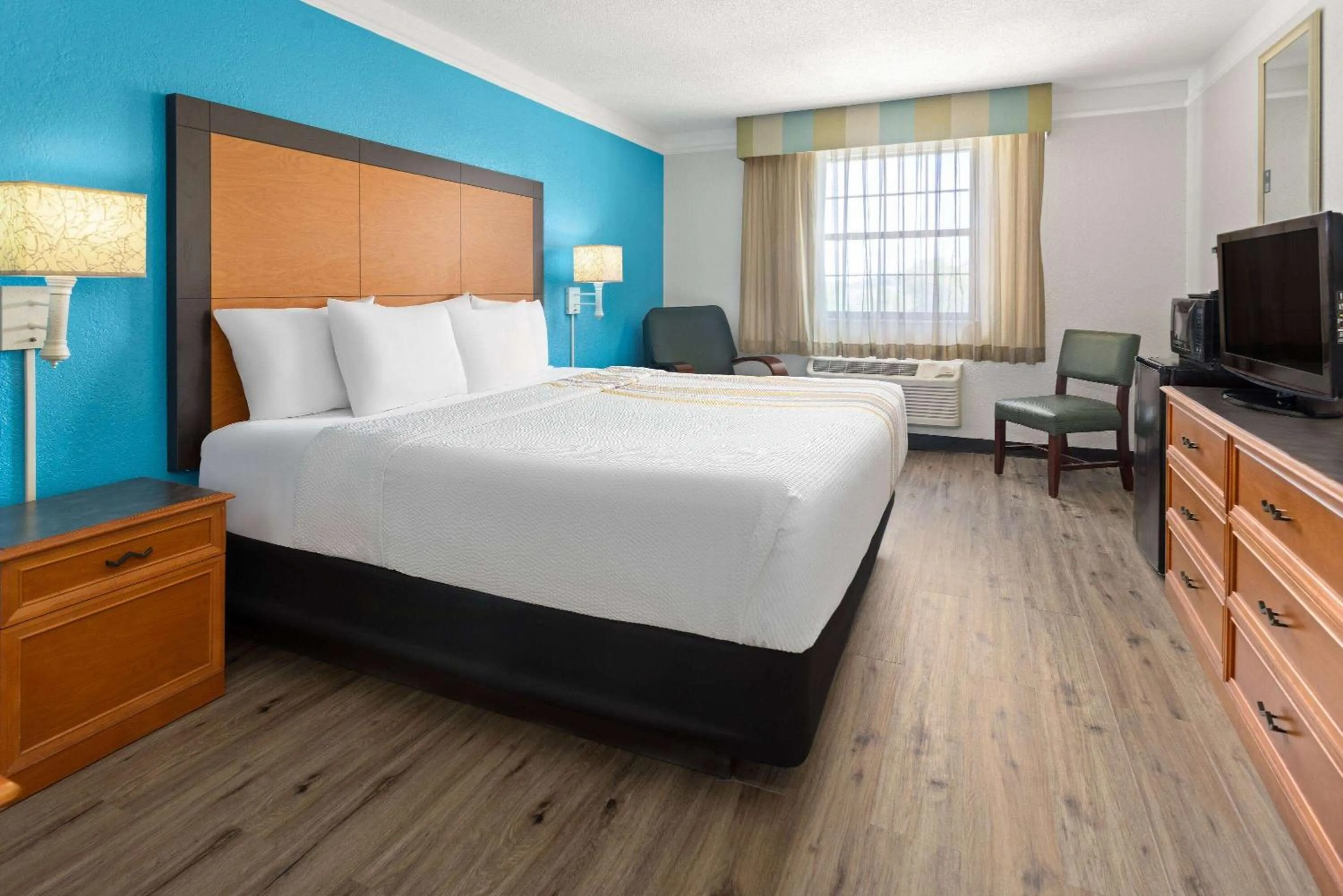 Photo of the whole room, Bed in La Quinta Inn by Wyndham Pittsburgh Airport