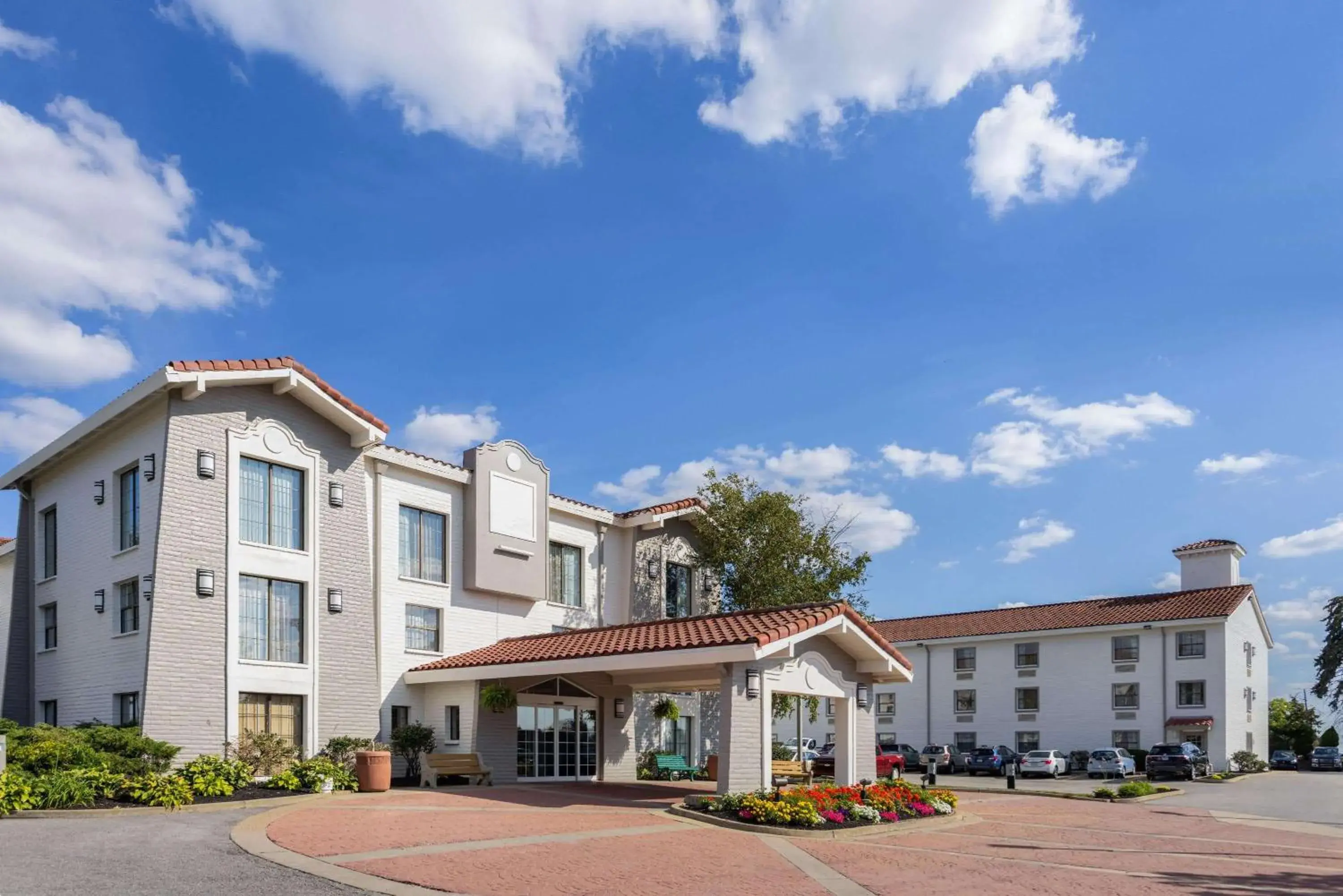 Property building in La Quinta Inn by Wyndham Pittsburgh Airport Property building in La Quinta Inn by Wyndham Pittsburgh Airport