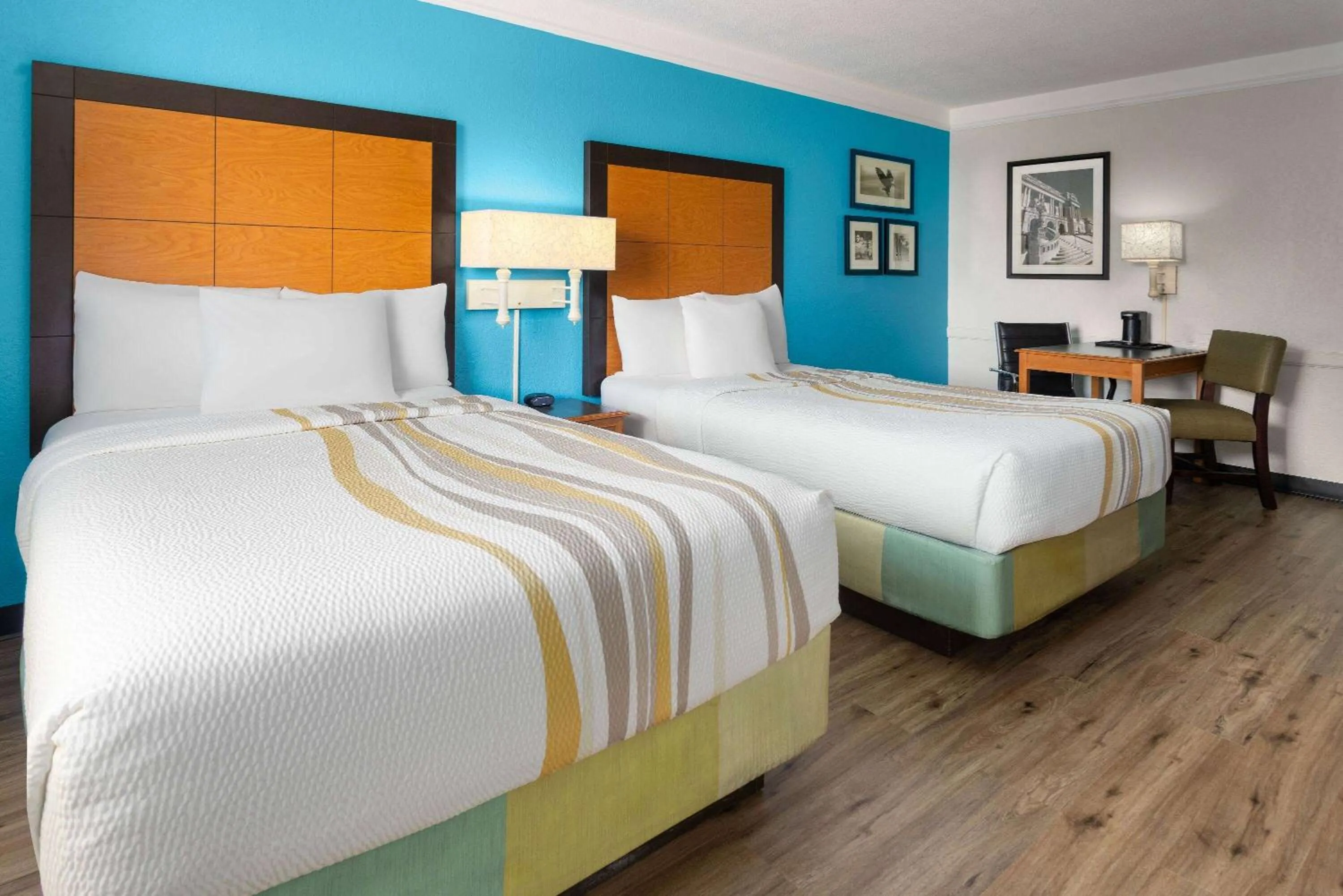 Photo of the whole room, Bed in La Quinta Inn by Wyndham Pittsburgh Airport
