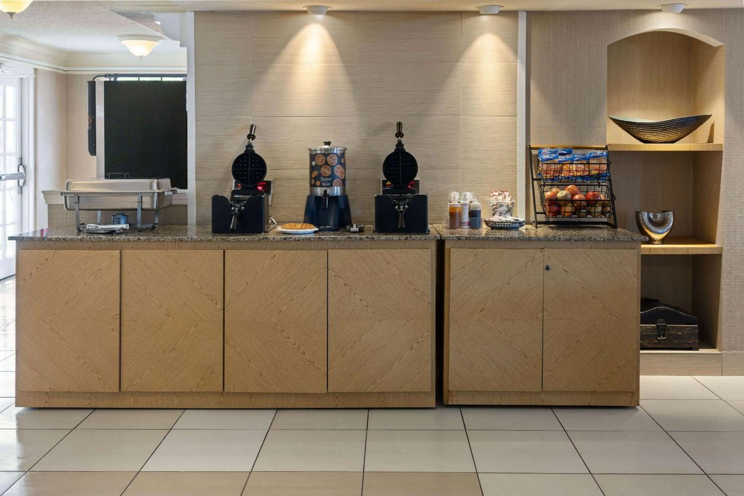 Breakfast in La Quinta Inn by Wyndham Pittsburgh Airport