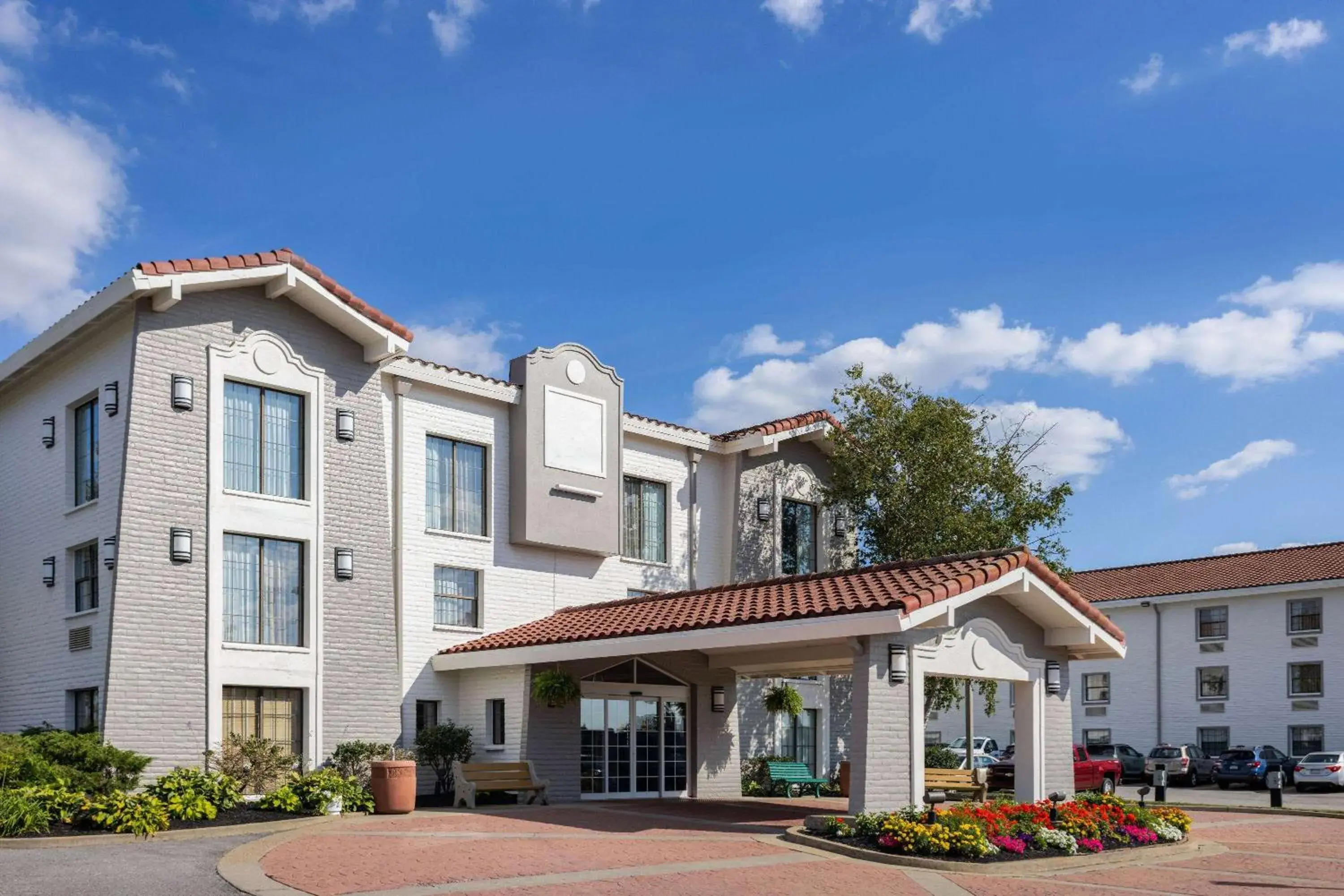 Property building in La Quinta Inn by Wyndham Pittsburgh Airport Property building in La Quinta Inn by Wyndham Pittsburgh Airport