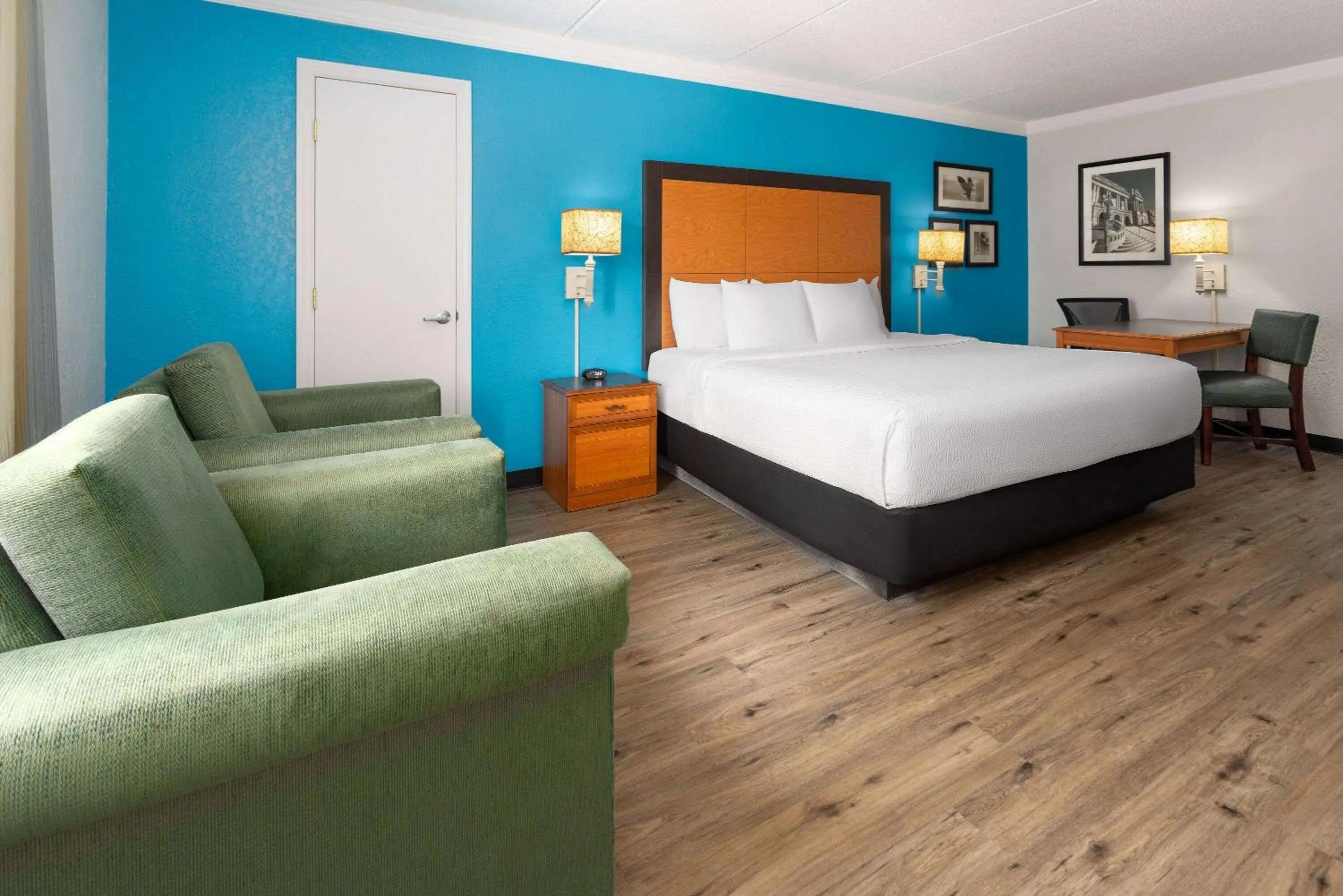 Photo of the whole room, Bed in La Quinta Inn by Wyndham Pittsburgh Airport