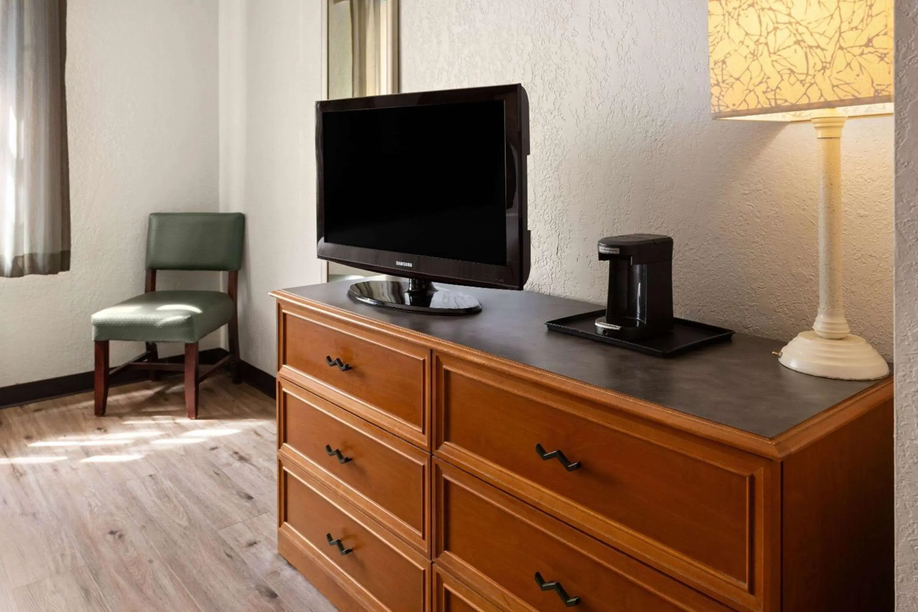 Photo of the whole room in La Quinta Inn by Wyndham Pittsburgh Airport Photo of the whole room in La Quinta Inn by Wyndham Pittsburgh Airport