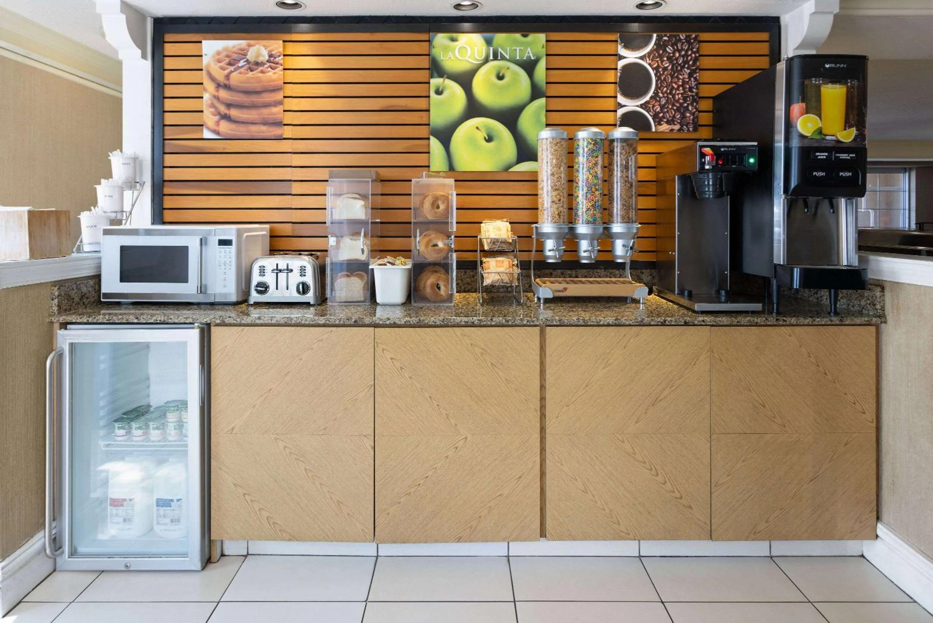 Breakfast in La Quinta Inn by Wyndham Pittsburgh Airport