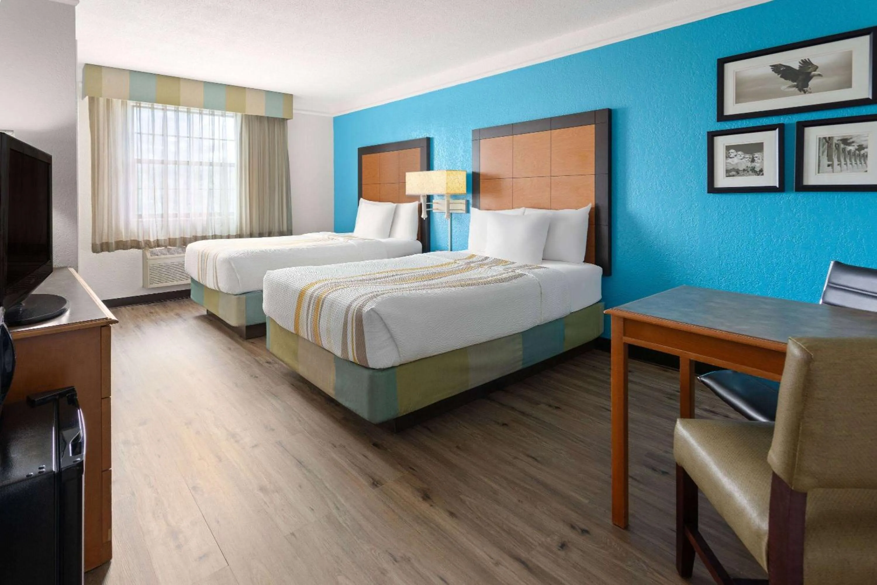 Photo of the whole room, Bed in La Quinta Inn by Wyndham Pittsburgh Airport