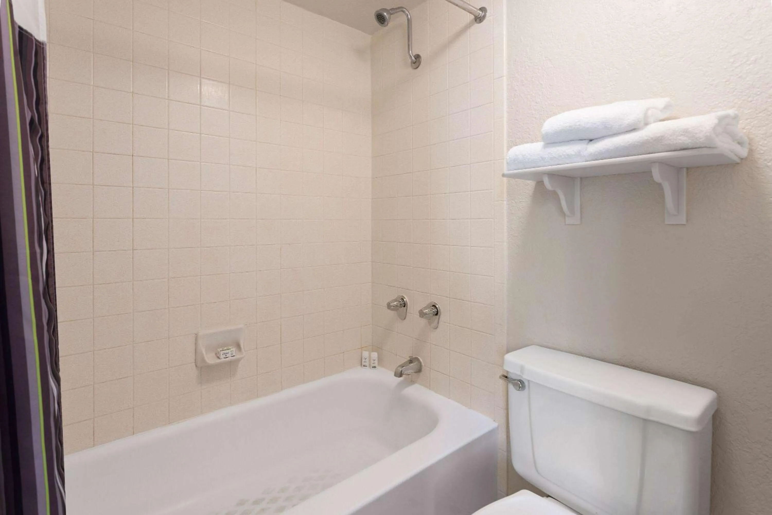 Bathroom in La Quinta Inn by Wyndham Pittsburgh Airport