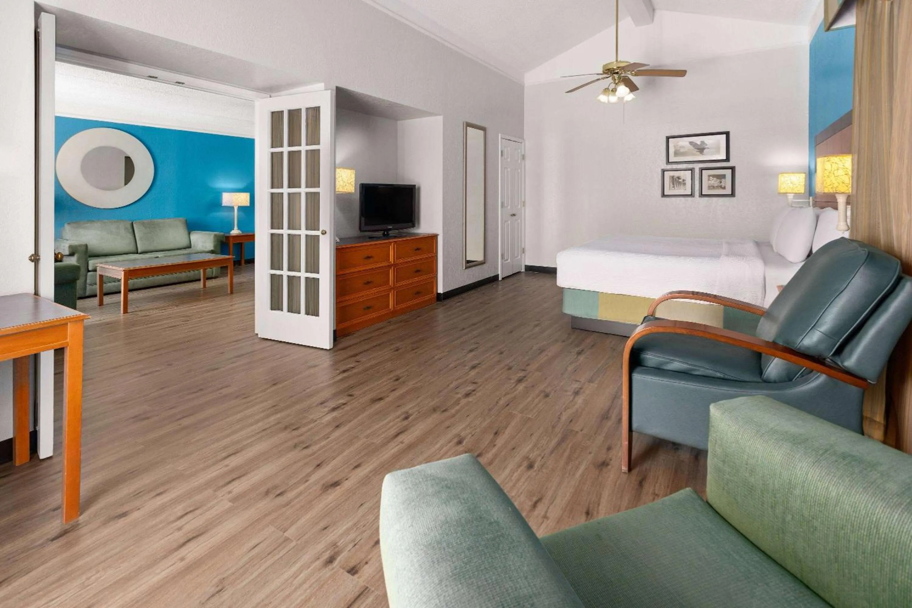 Photo of the whole room in La Quinta Inn by Wyndham Pittsburgh Airport