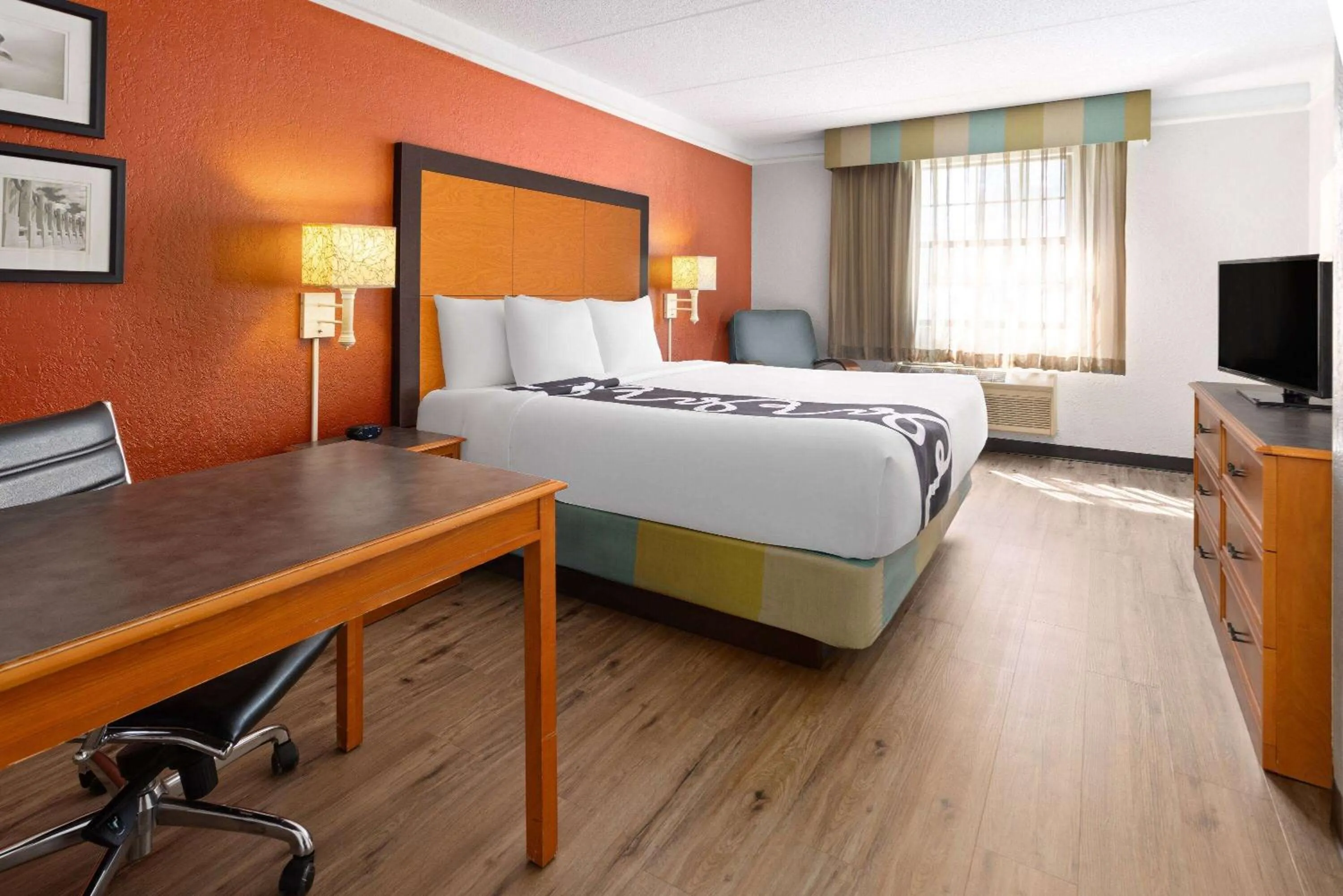 Photo of the whole room, Bed in La Quinta Inn by Wyndham Pittsburgh Airport
