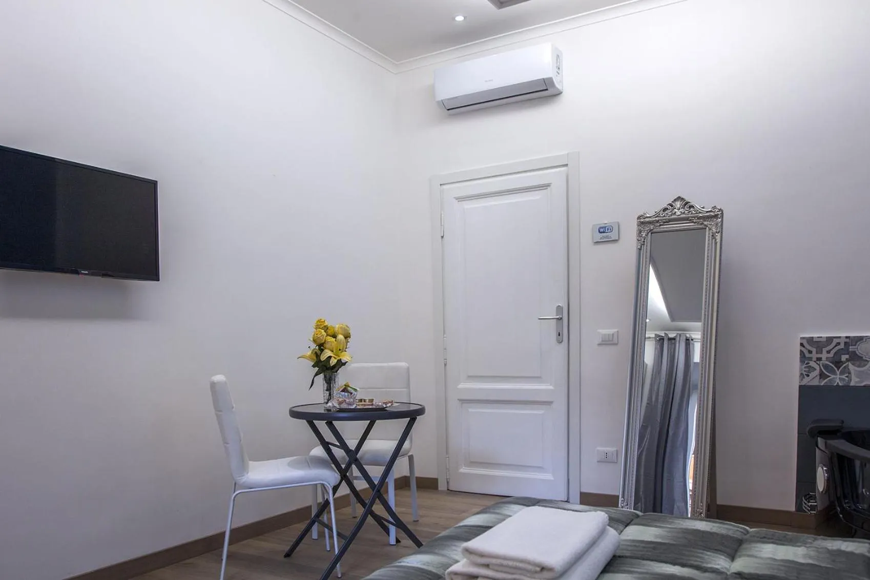 Decorative detail in Imperiale Top