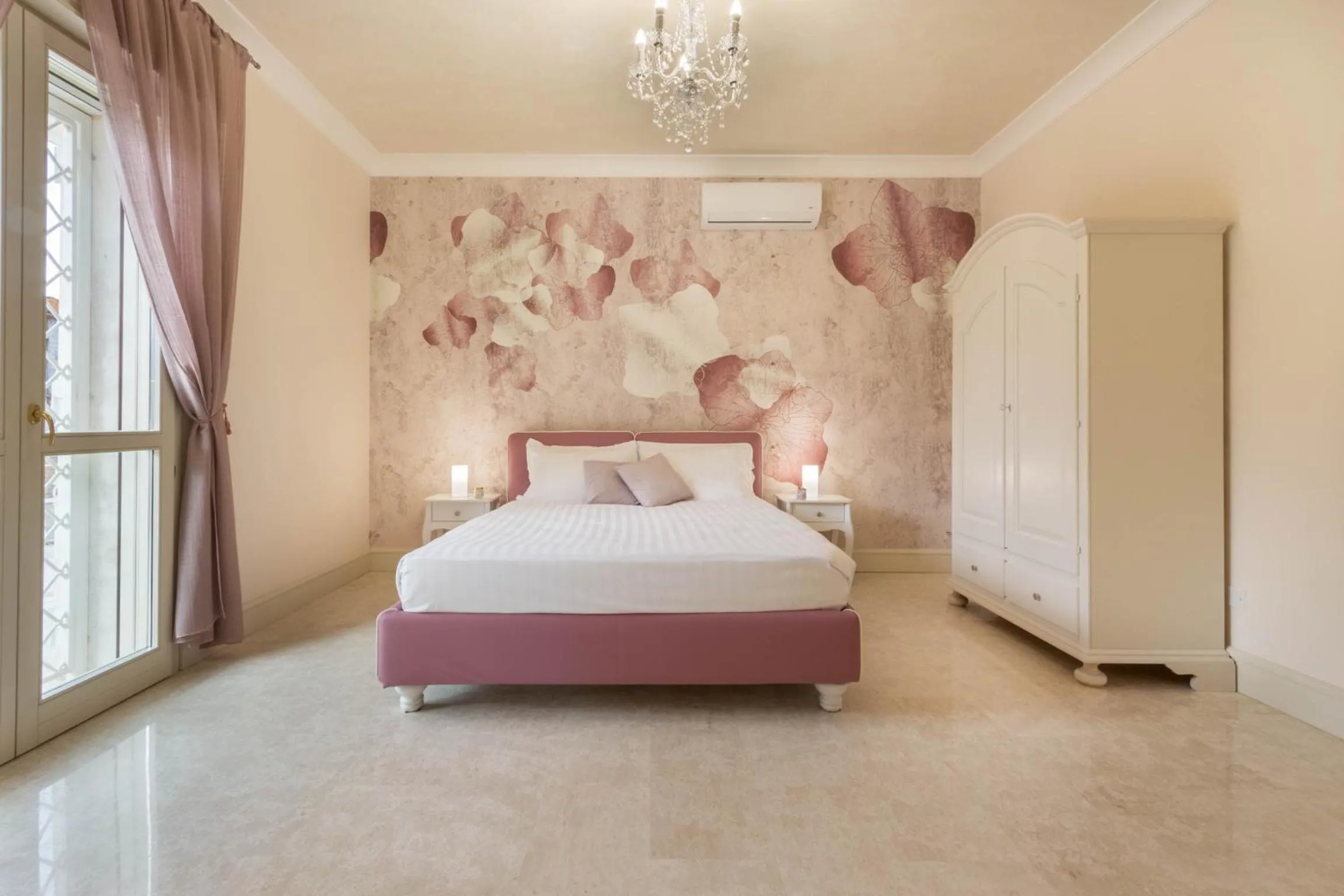 Bedroom in Villa Furoa