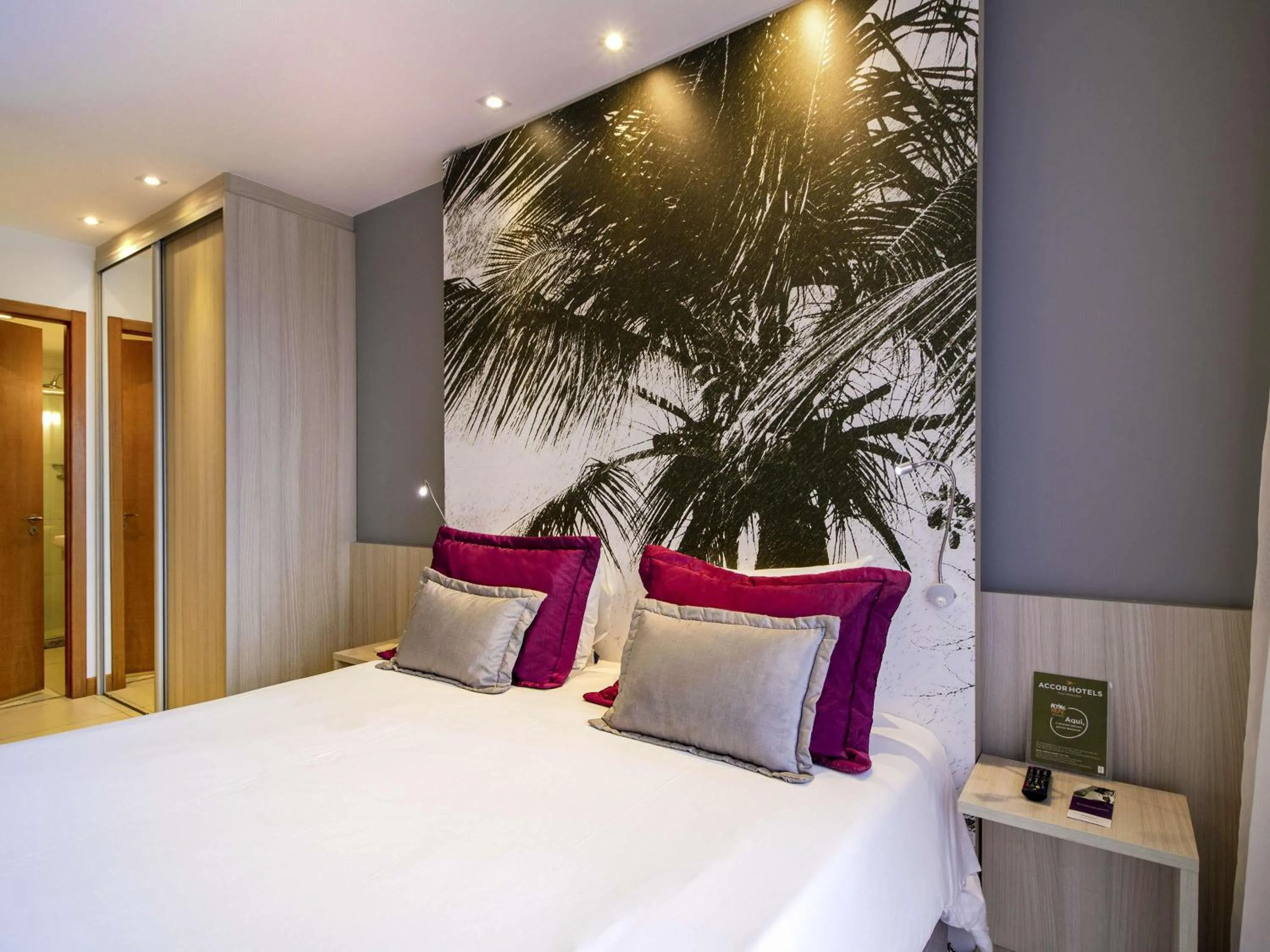 Bedroom, Bed in Mercure Salvador Boulevard Hotel