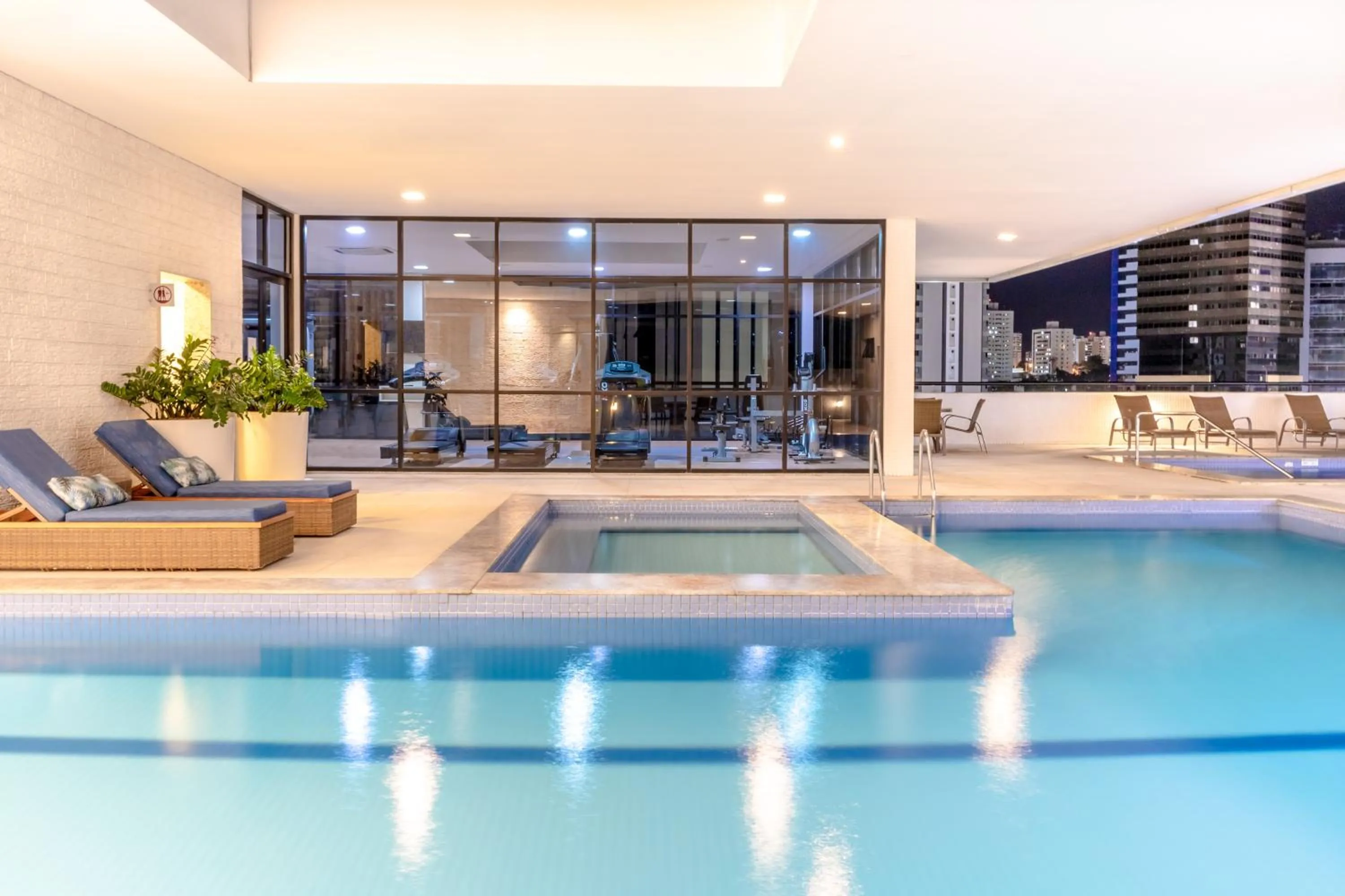 Swimming pool in Mercure Salvador Boulevard Hotel
