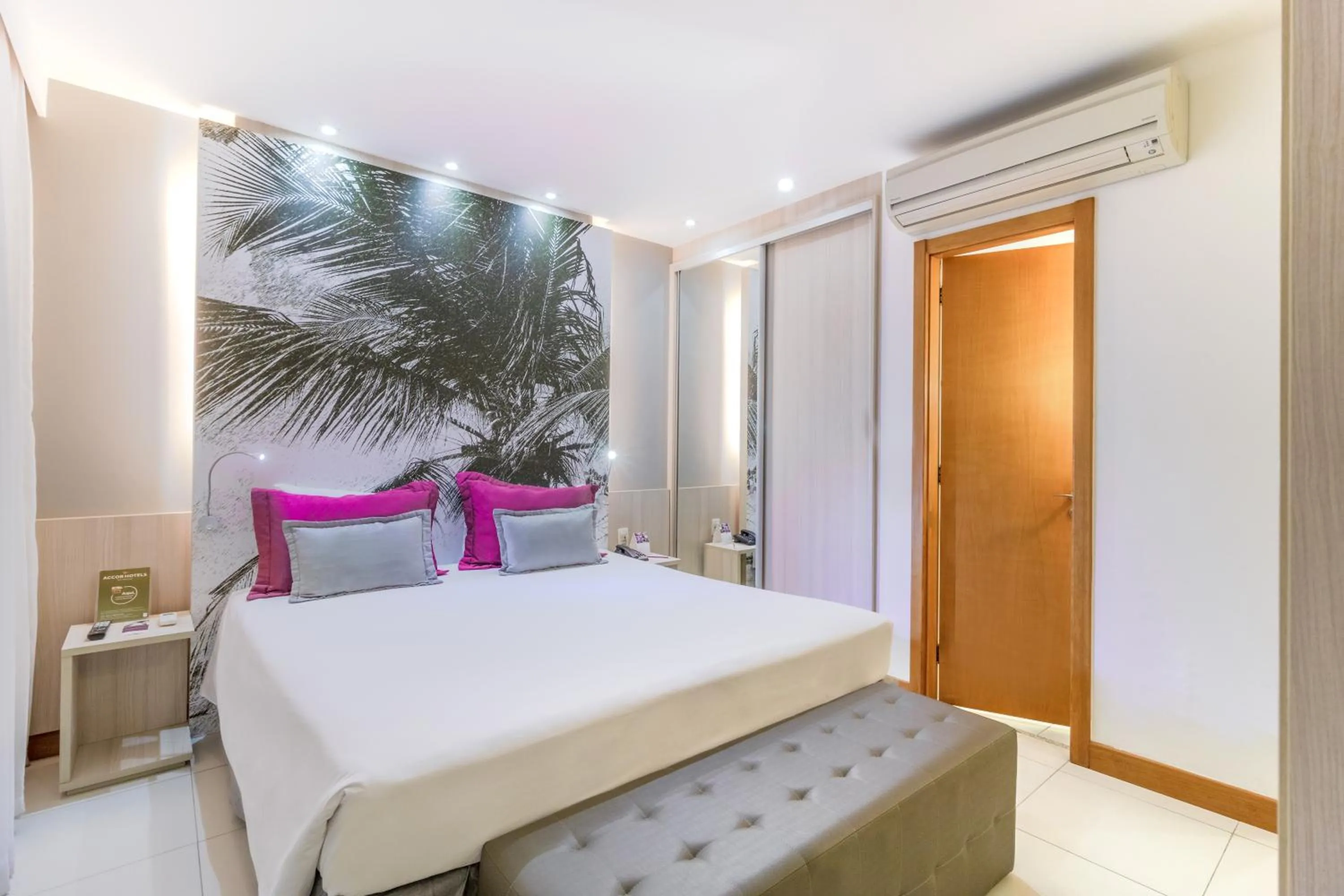 Bed in Mercure Salvador Boulevard Hotel