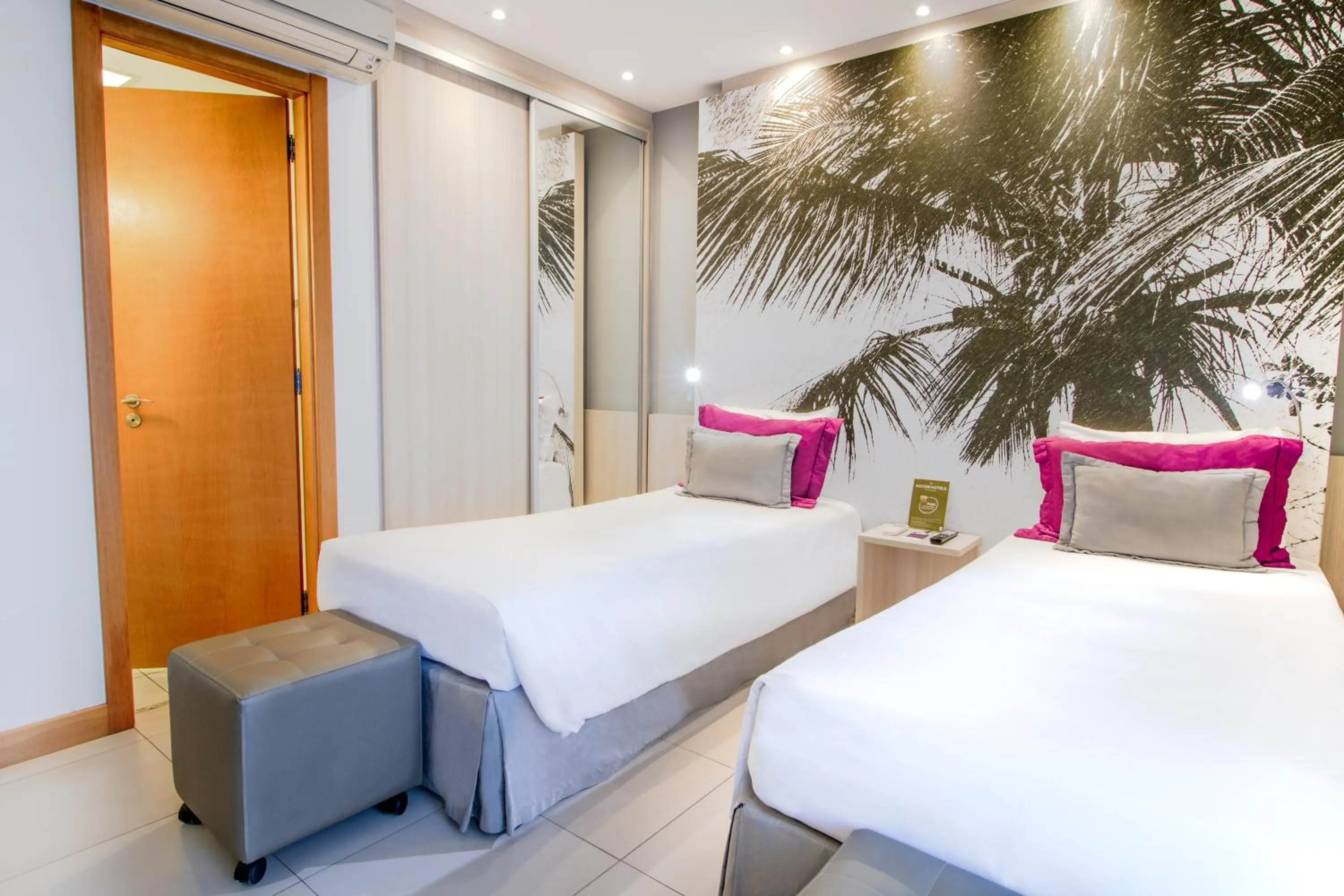 Bed in Mercure Salvador Boulevard Hotel