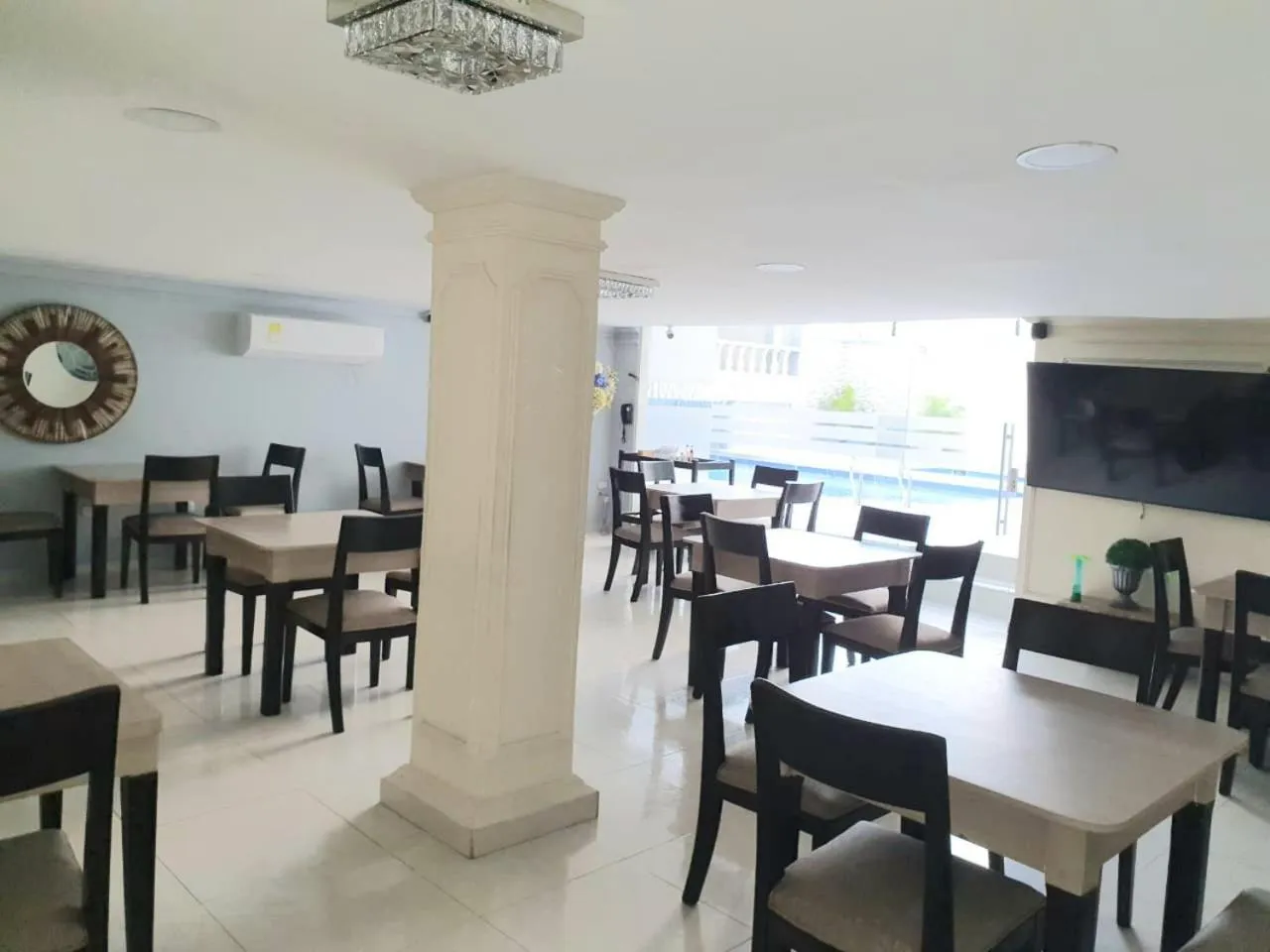 Restaurant/places to eat in Hotel Puerta de Oro