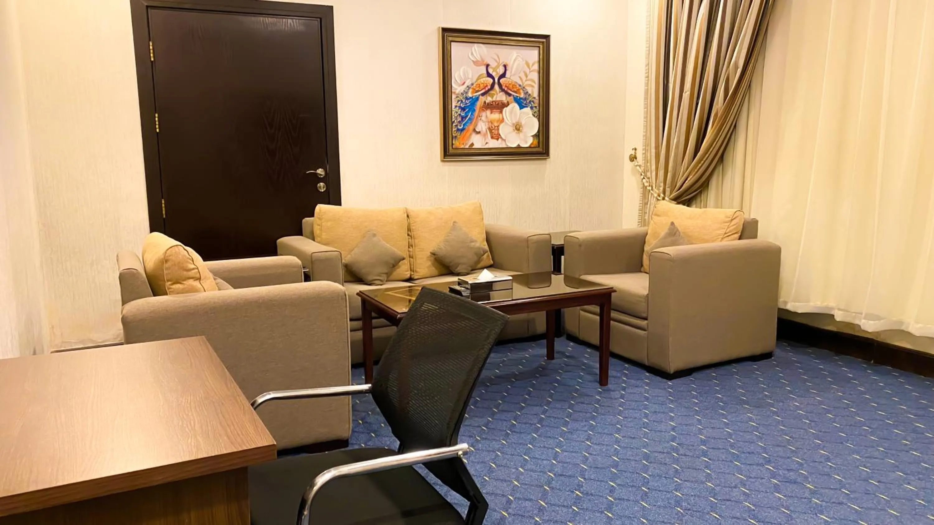 Communal lounge/ TV room in Al Maali Hotel Jazan