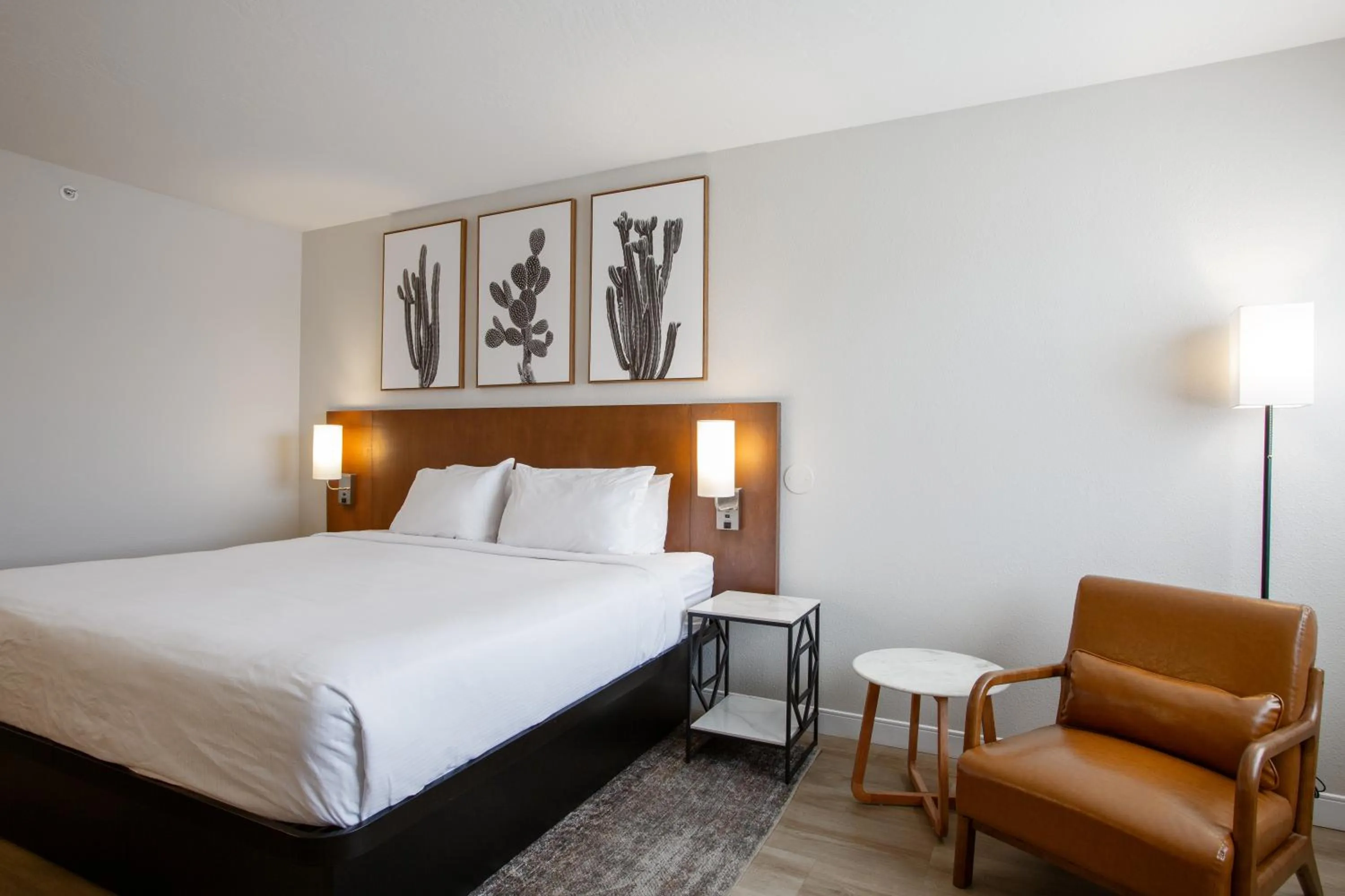 Seating area, Bed in Kokopelli Inn Sedona, Trademark Collection by Wyndham