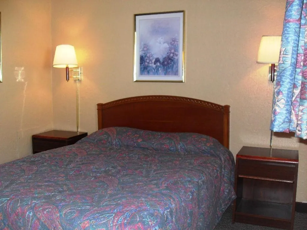 Bed in Western Ridge Motel