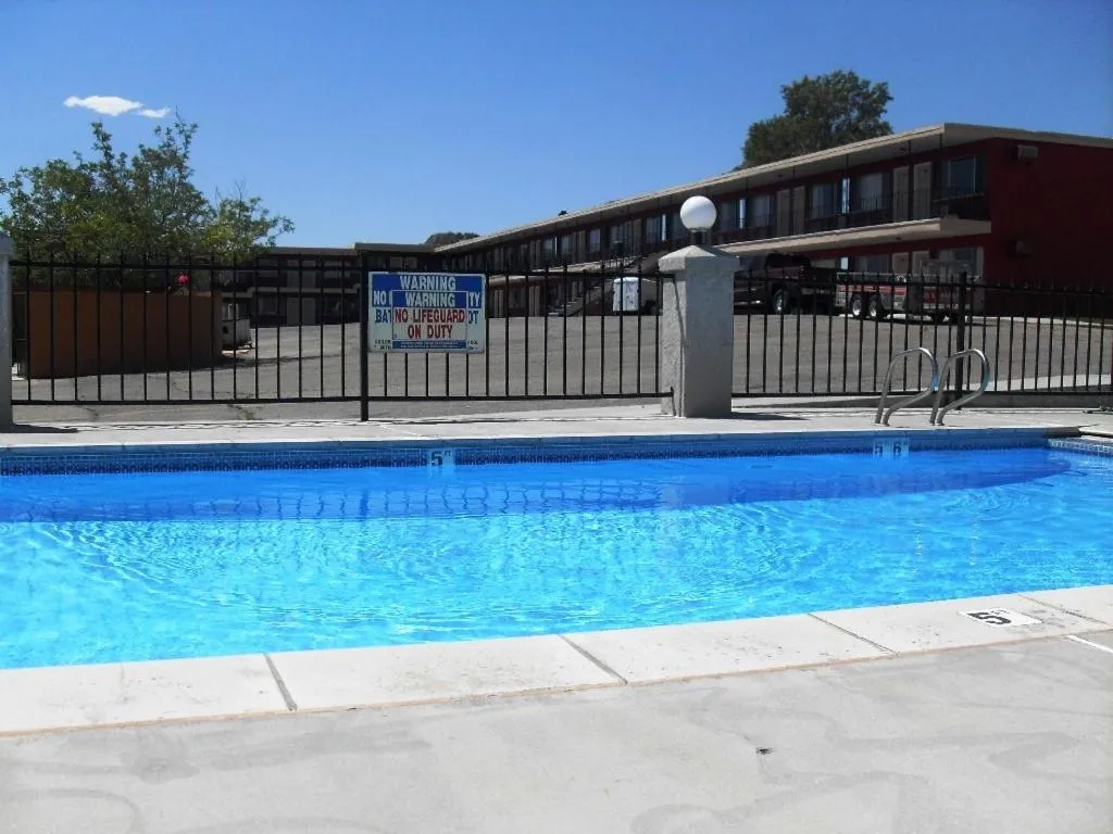Swimming pool in Western Ridge Motel