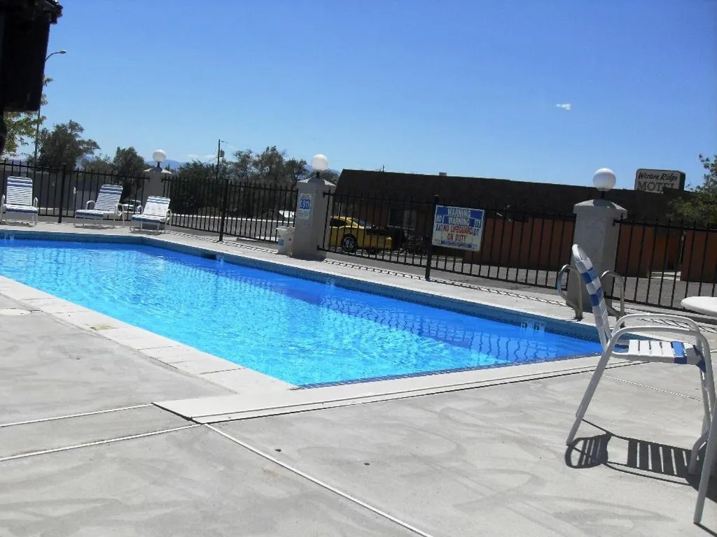 Swimming pool in Western Ridge Motel