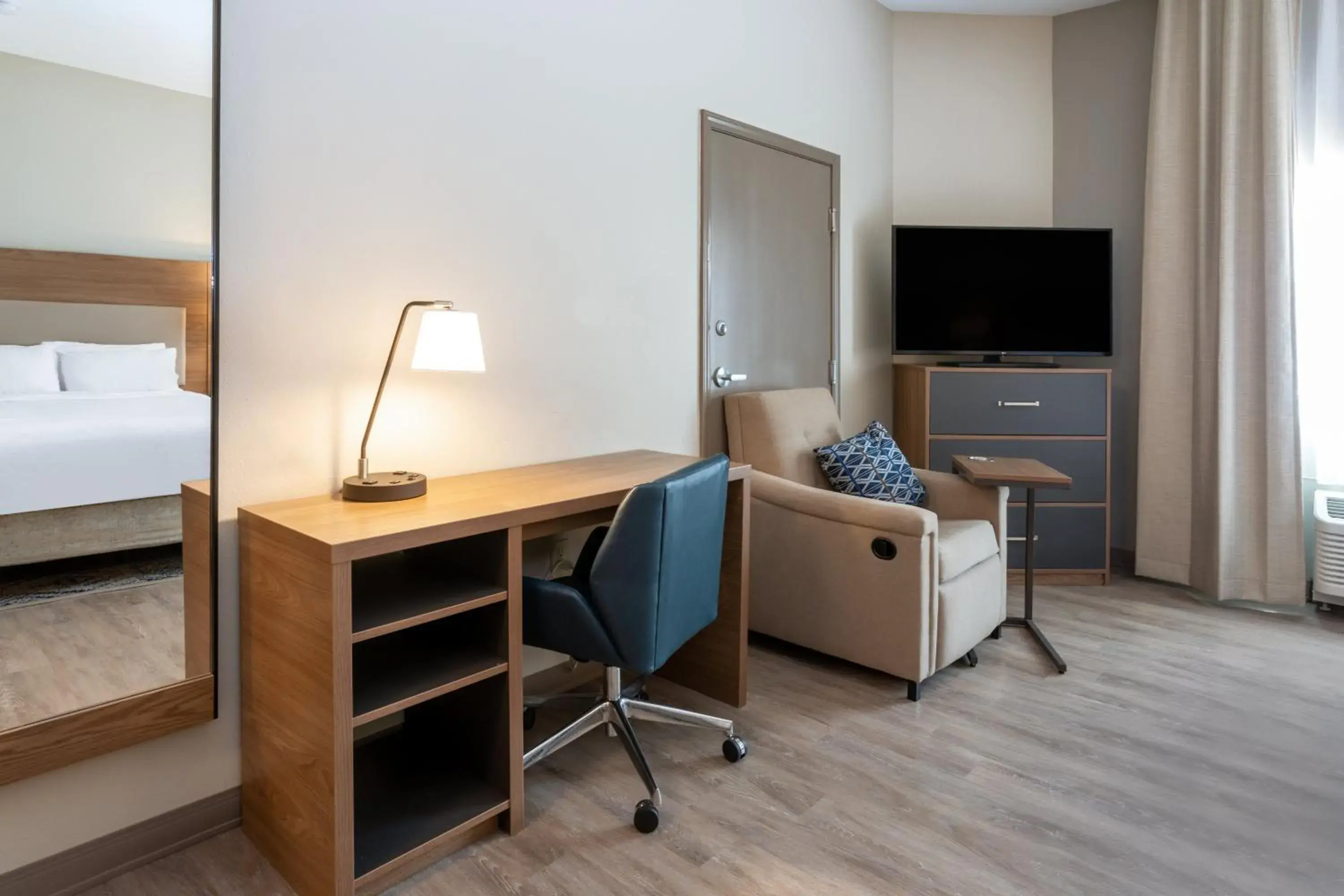 Bedroom, Bed in Candlewood Suites Sioux Falls by IHG Bedroom, Bed in Candlewood Suites Sioux Falls by IHG