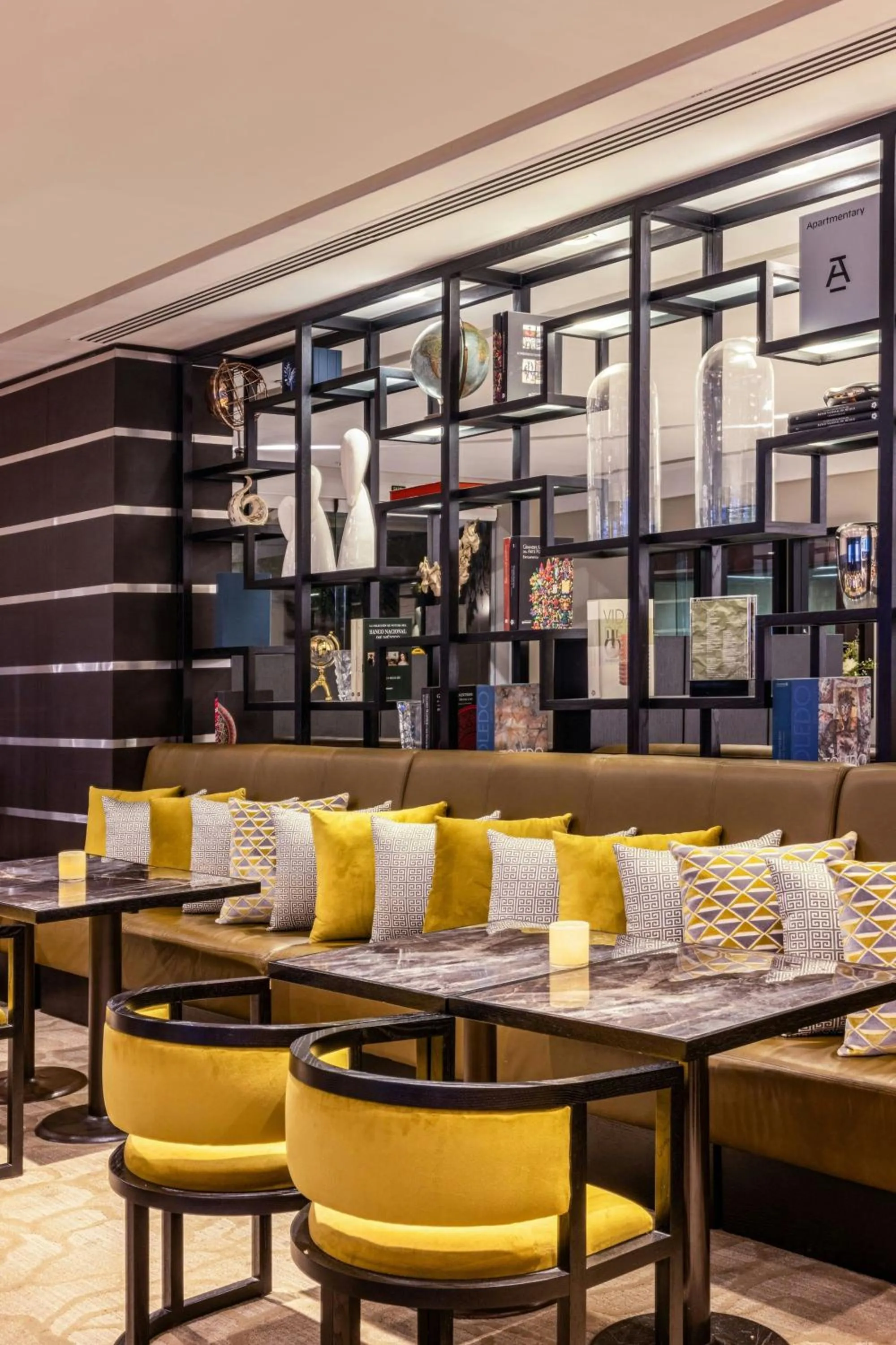 Lounge or bar in Courtyard Toluca Tollocan