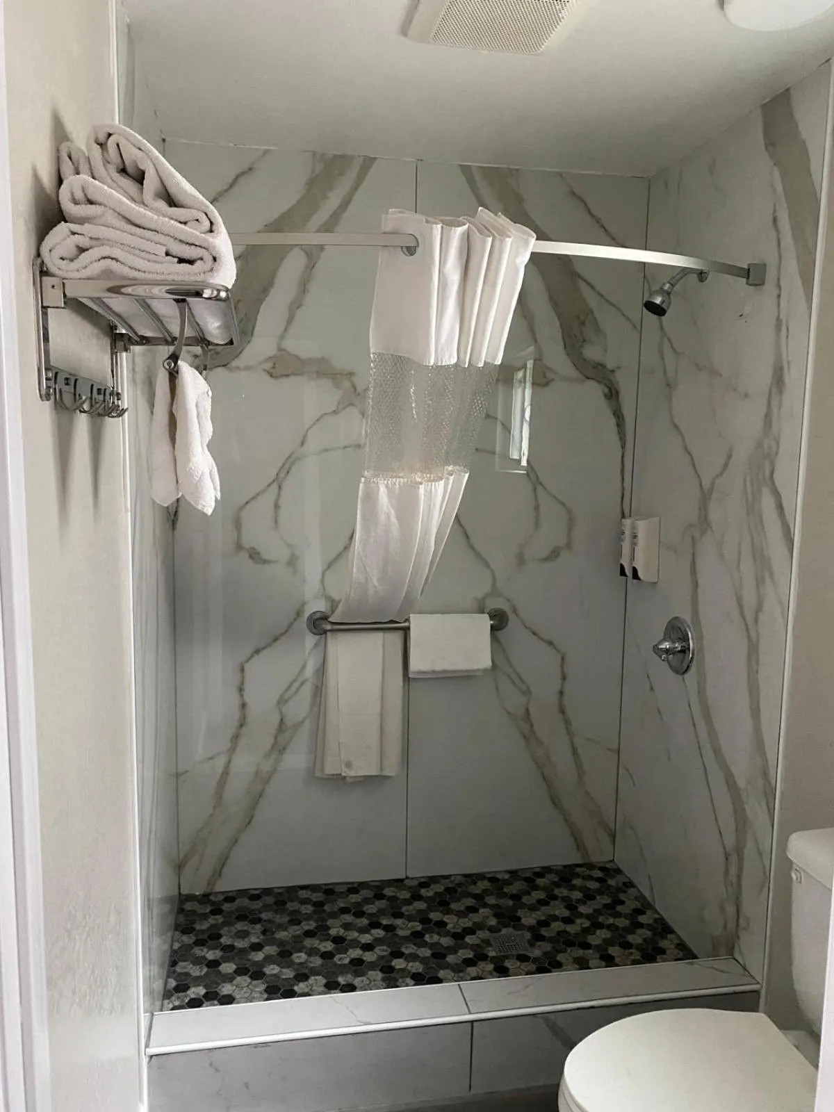 Bathroom in Rockview Inn and Suites