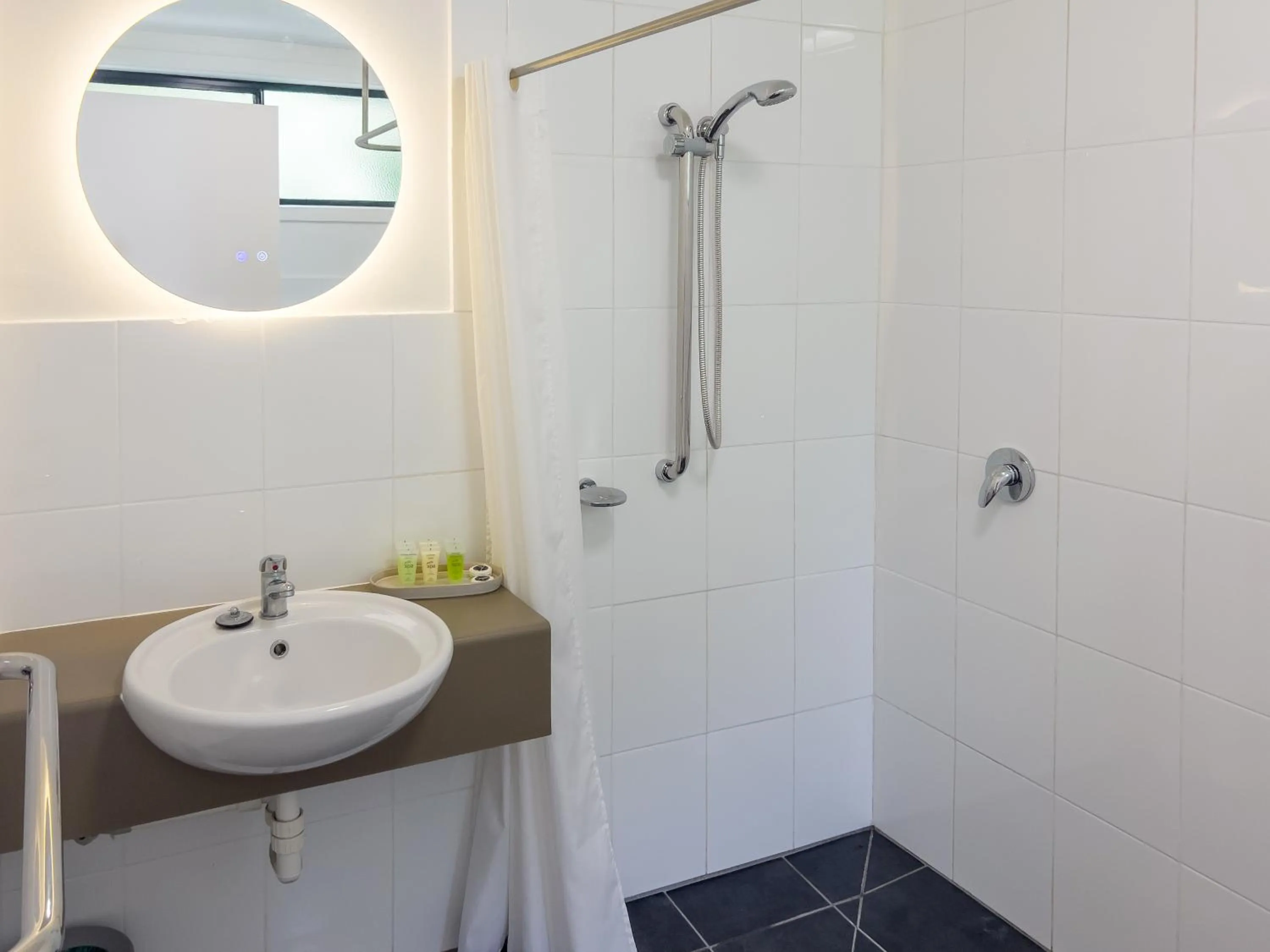 Bathroom in A1 Motels and Apartments Port Fairy