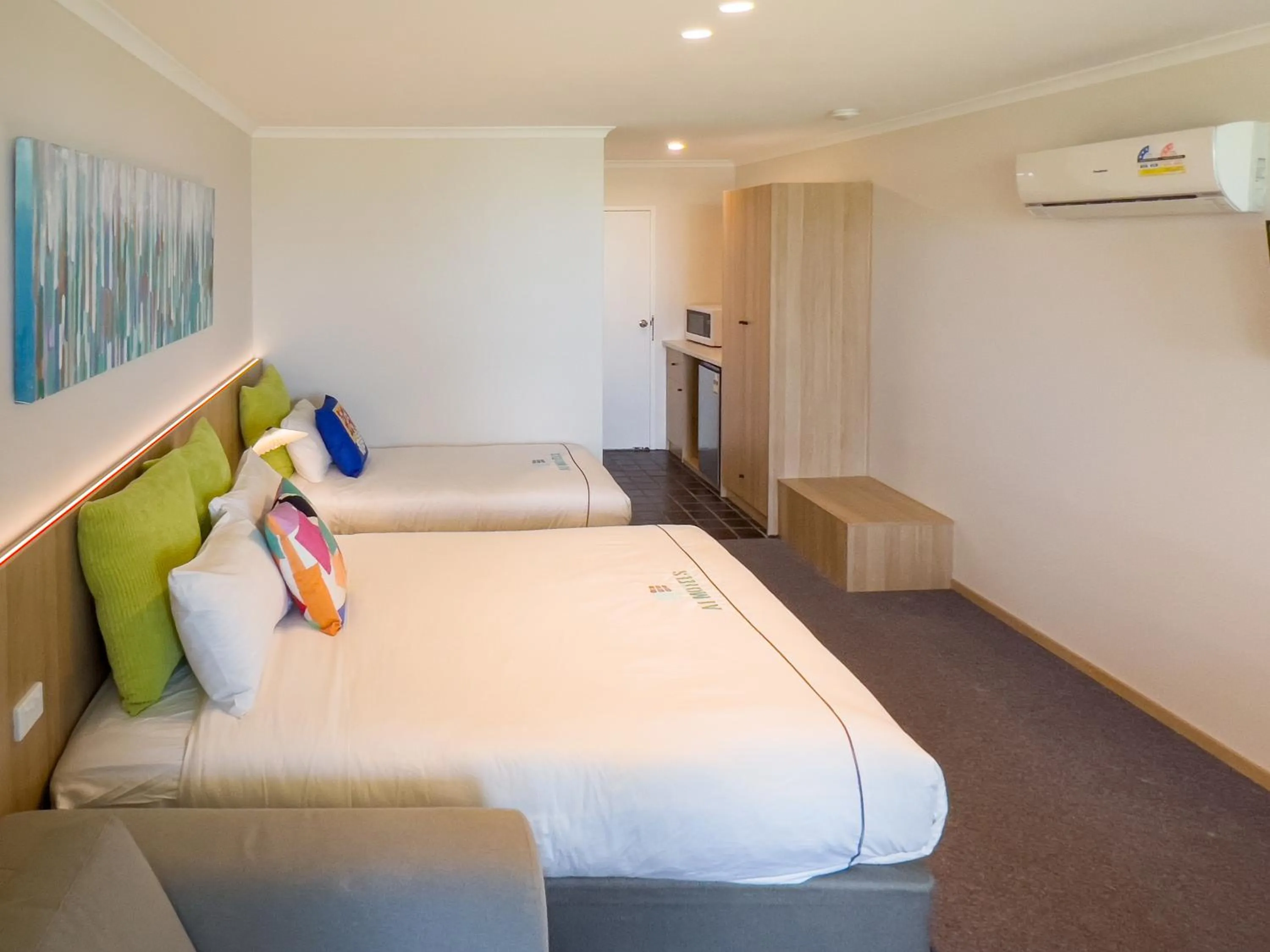 Bedroom, Bed in A1 Motels and Apartments Port Fairy