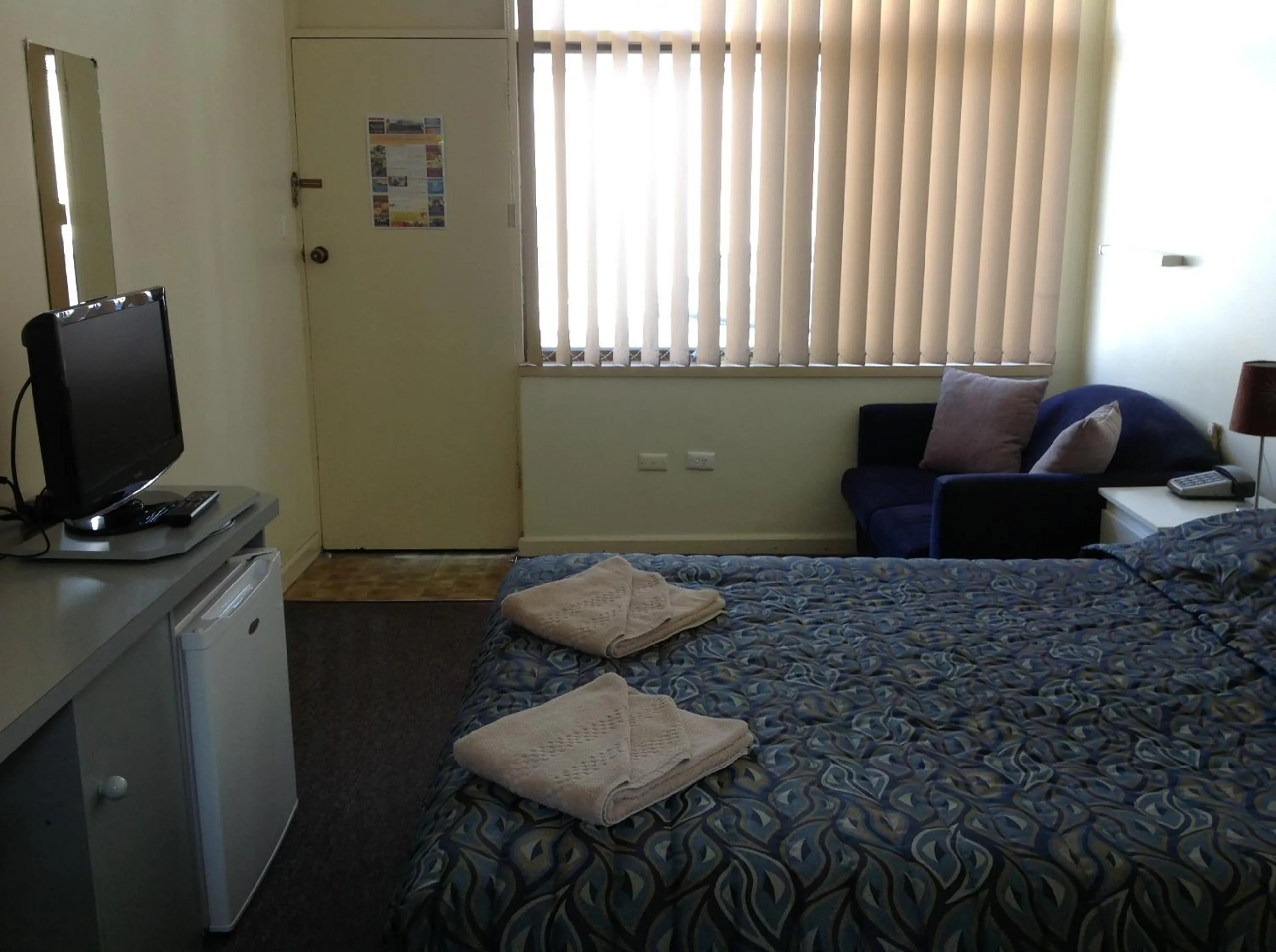 Photo of the whole room, Bed in Grand Central Motel