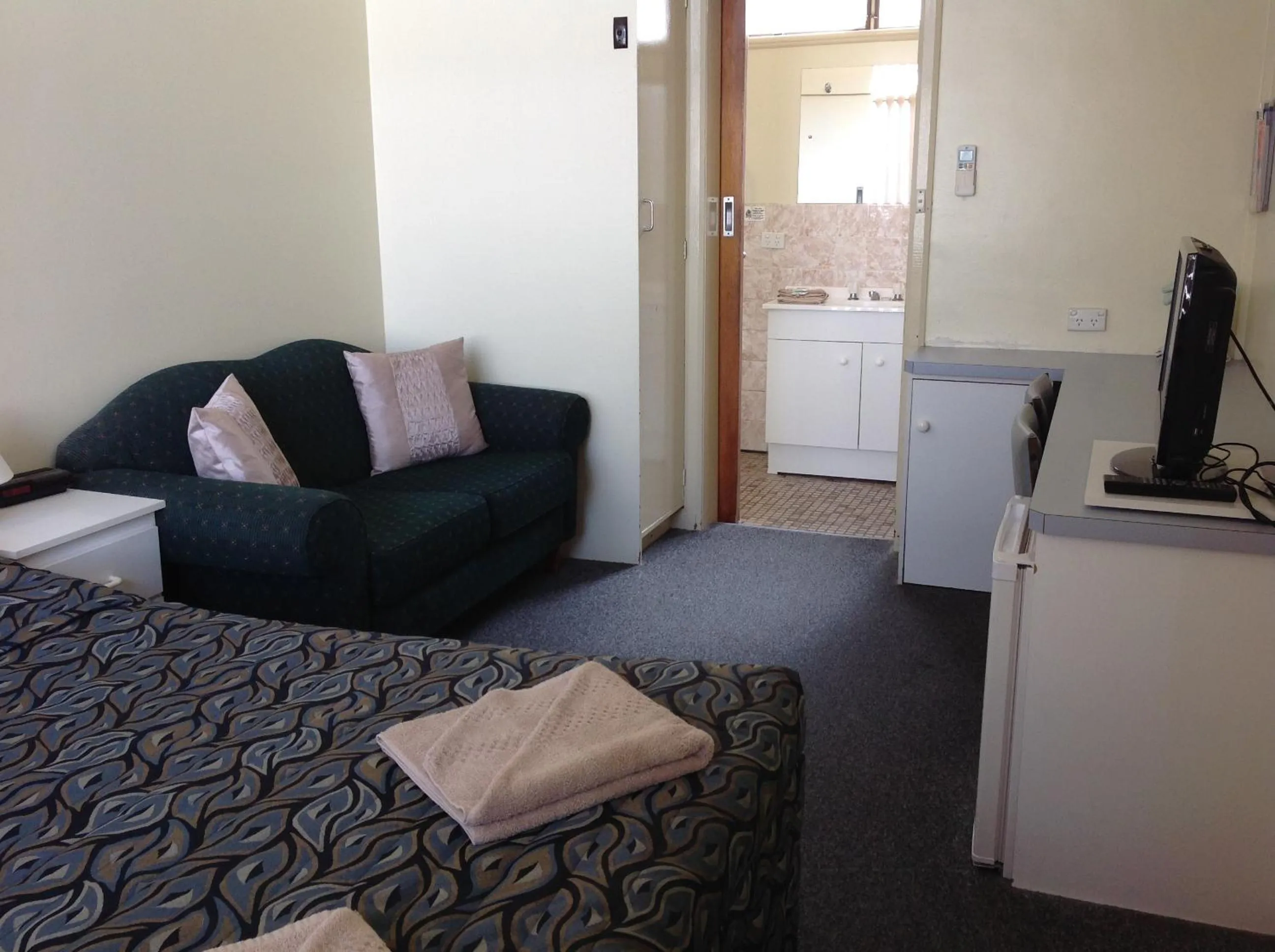 Photo of the whole room, Bed in Grand Central Motel
