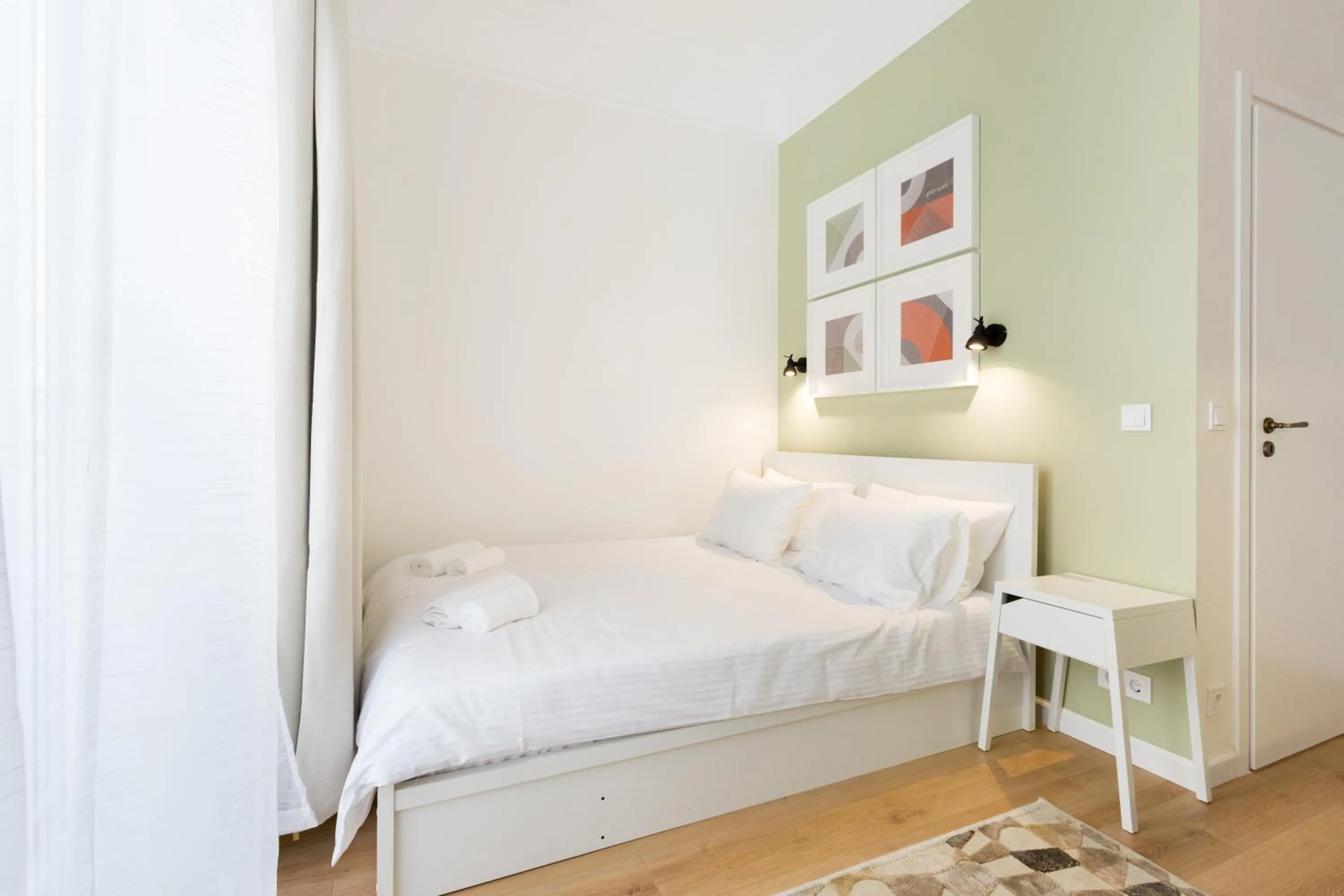 Photo of the whole room, Bed in Dinostratus House